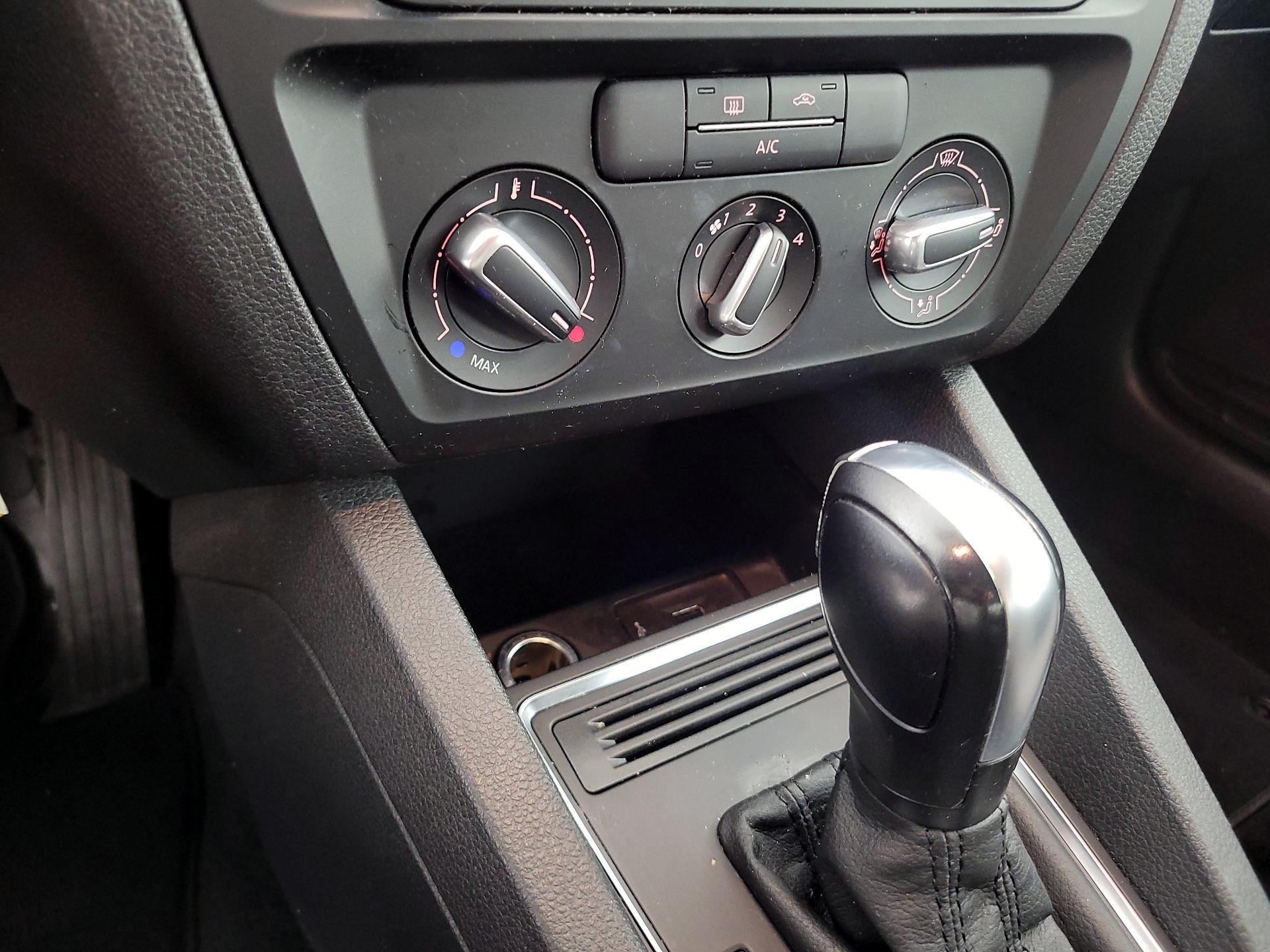 Thumbnail: 2017 Volkswagen Jetta - 16