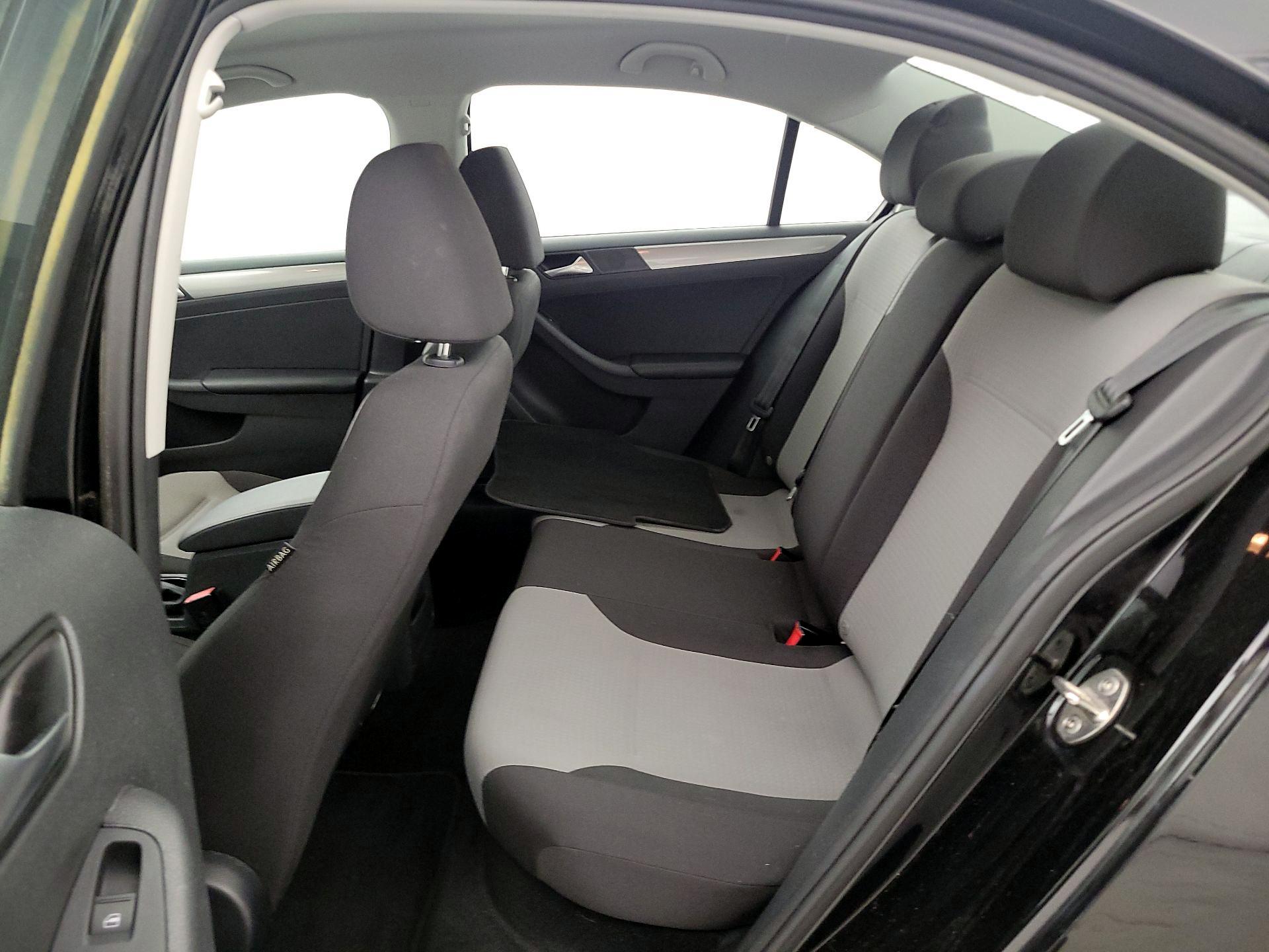 Thumbnail: 2017 Volkswagen Jetta - 19