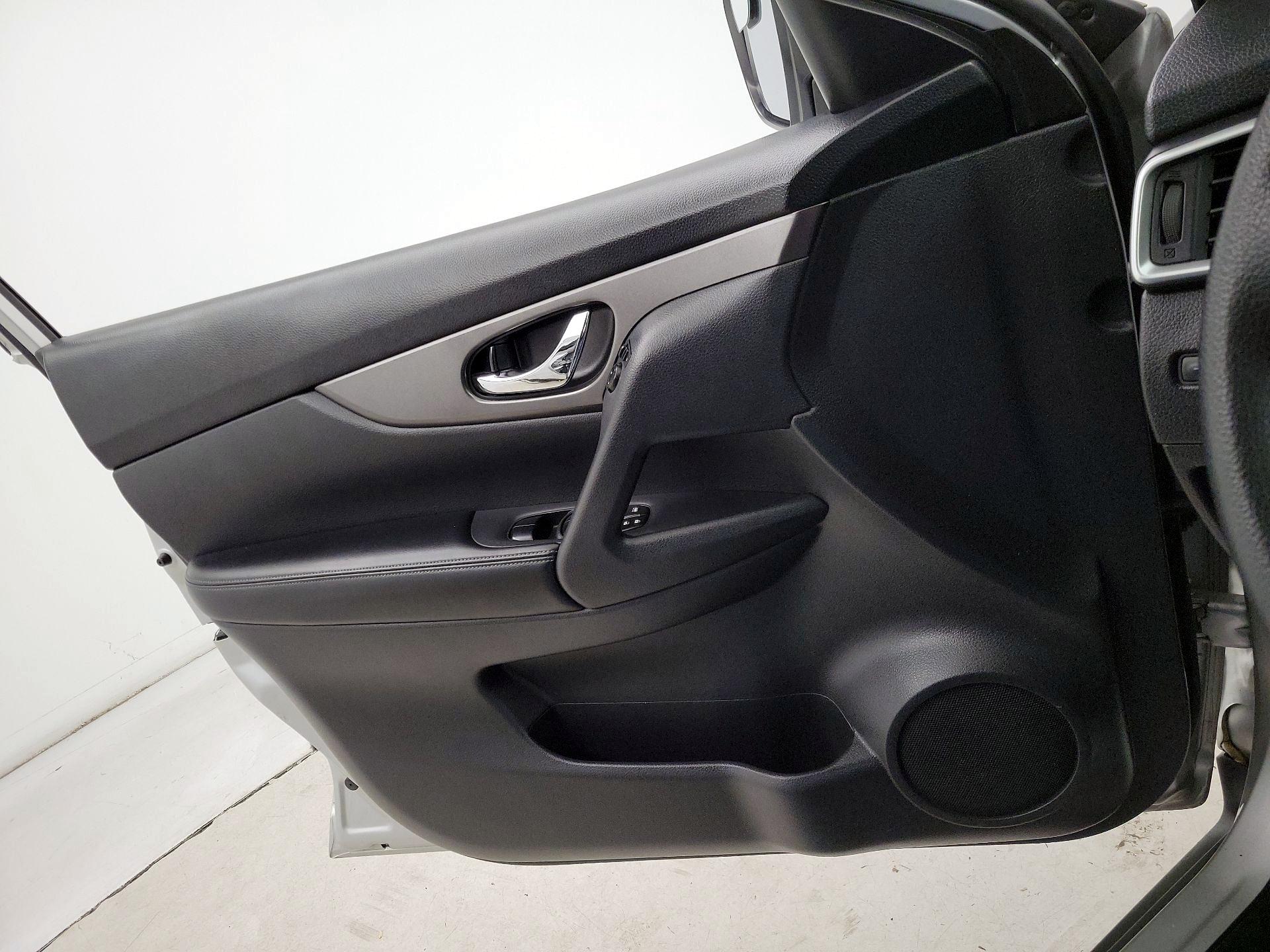 Thumbnail: 2016 Nissan Rogue - 12