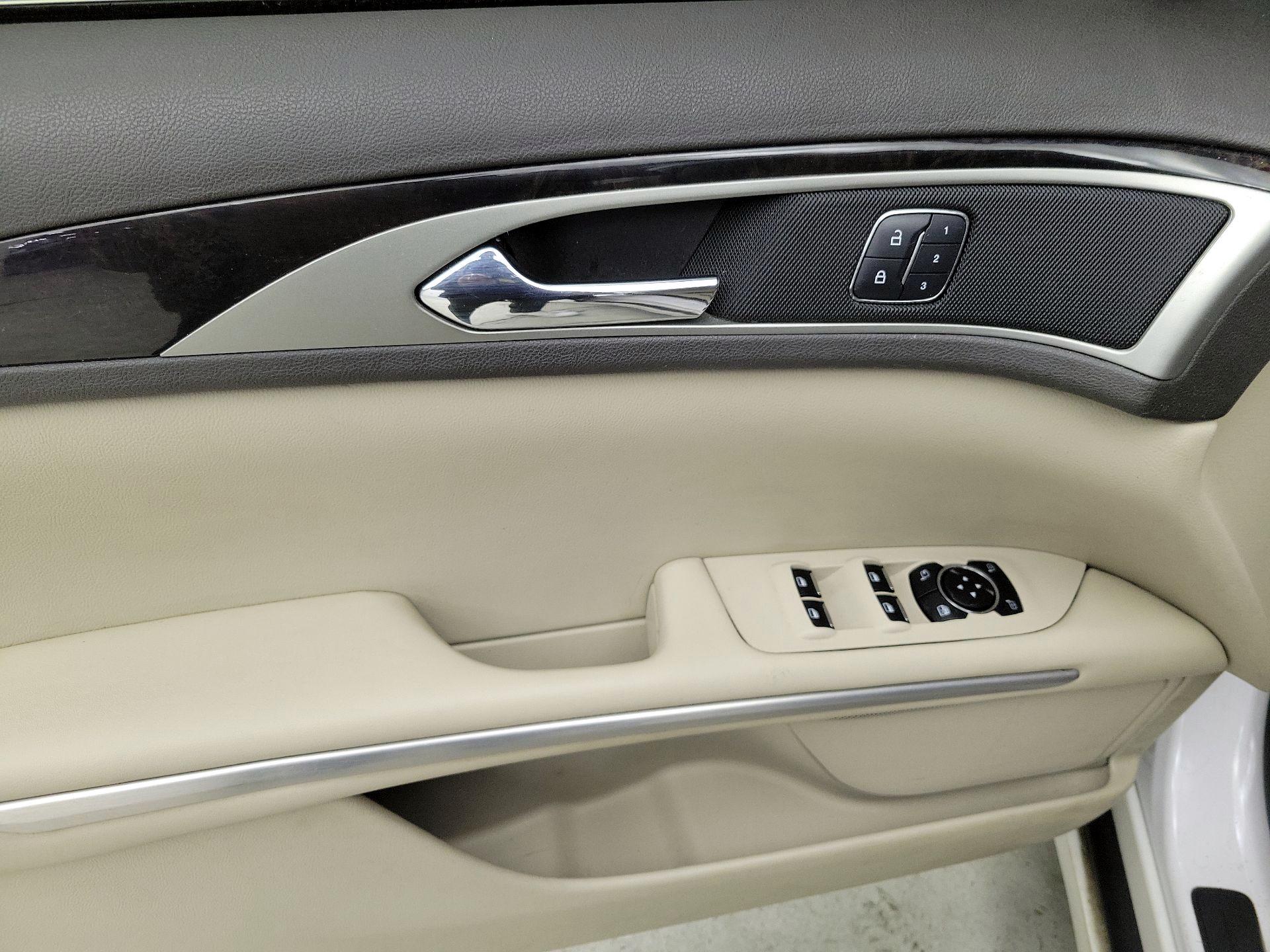 Thumbnail: 2016 Lincoln MKZ - 12