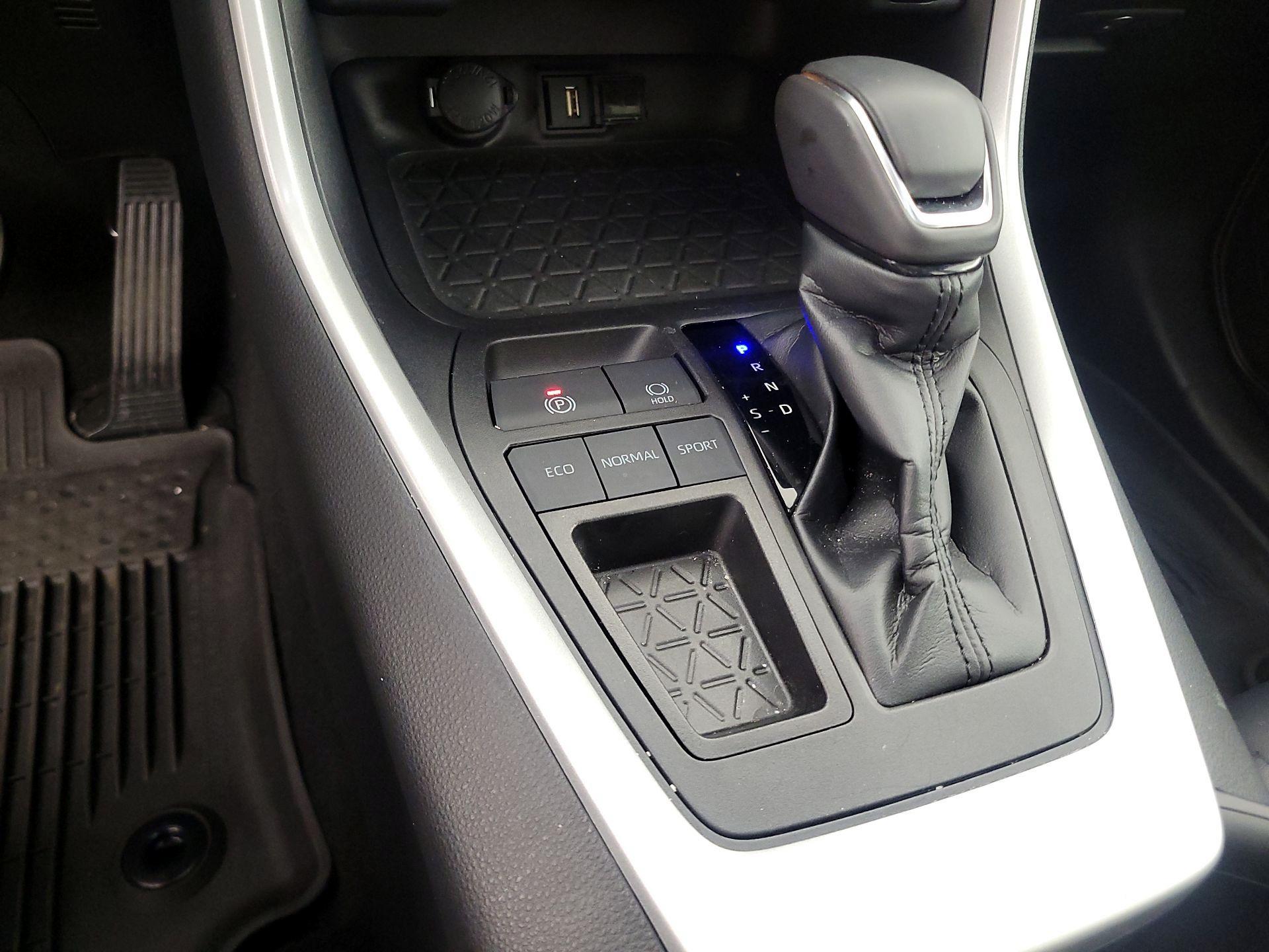 Thumbnail: 2022 Toyota RAV4 - 17