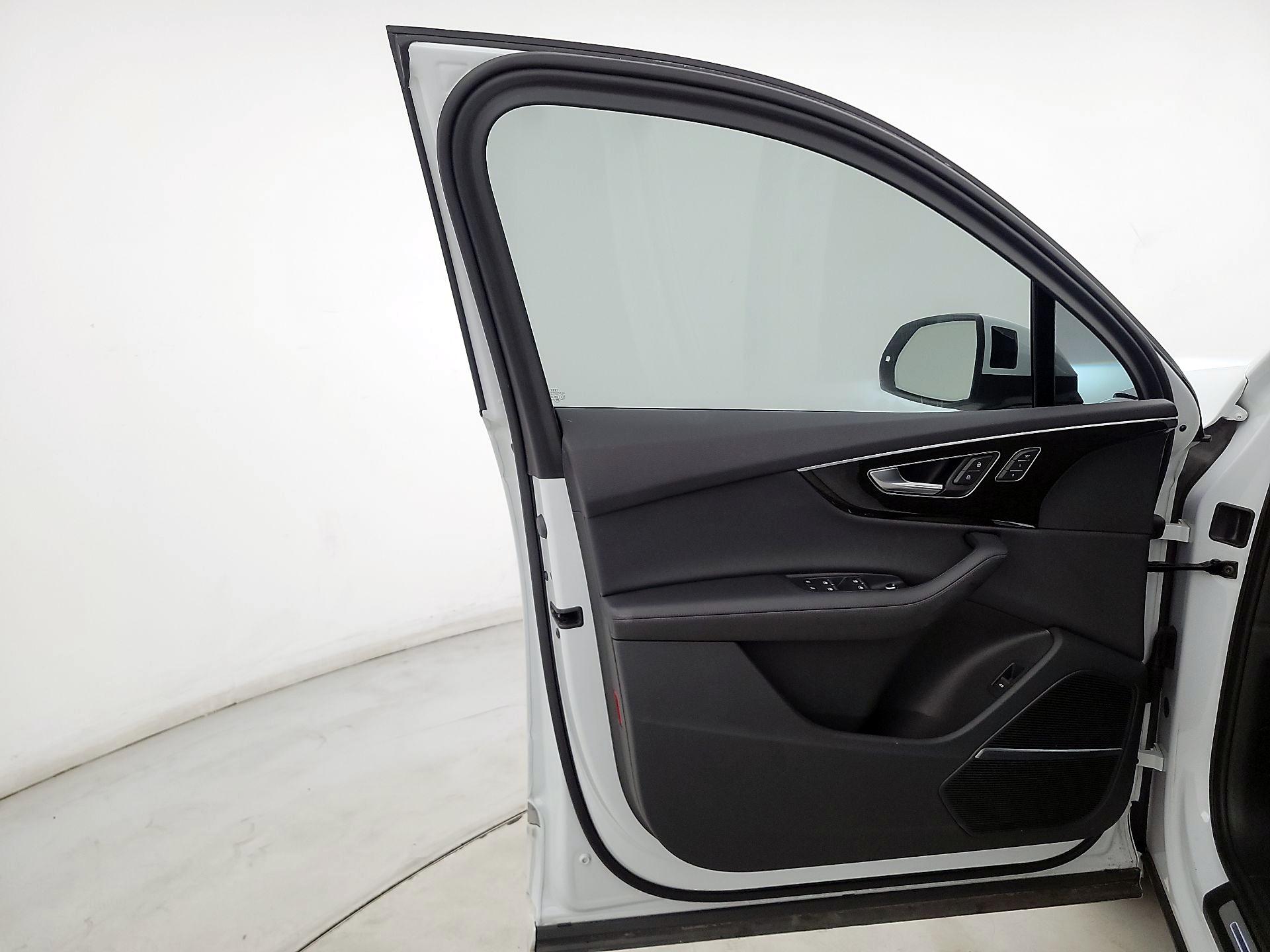 Thumbnail: 2023 Audi Q7 - 12