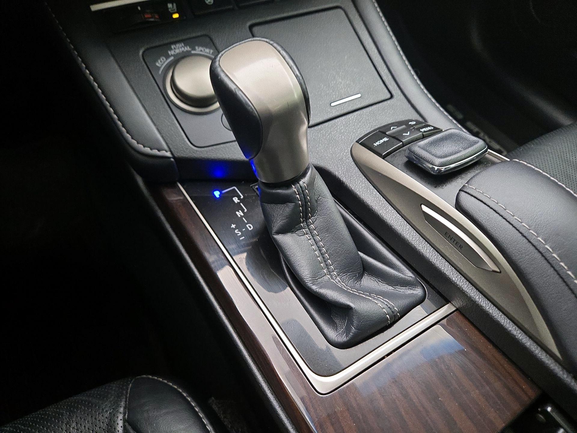 Thumbnail: 2018 Lexus ES - 18