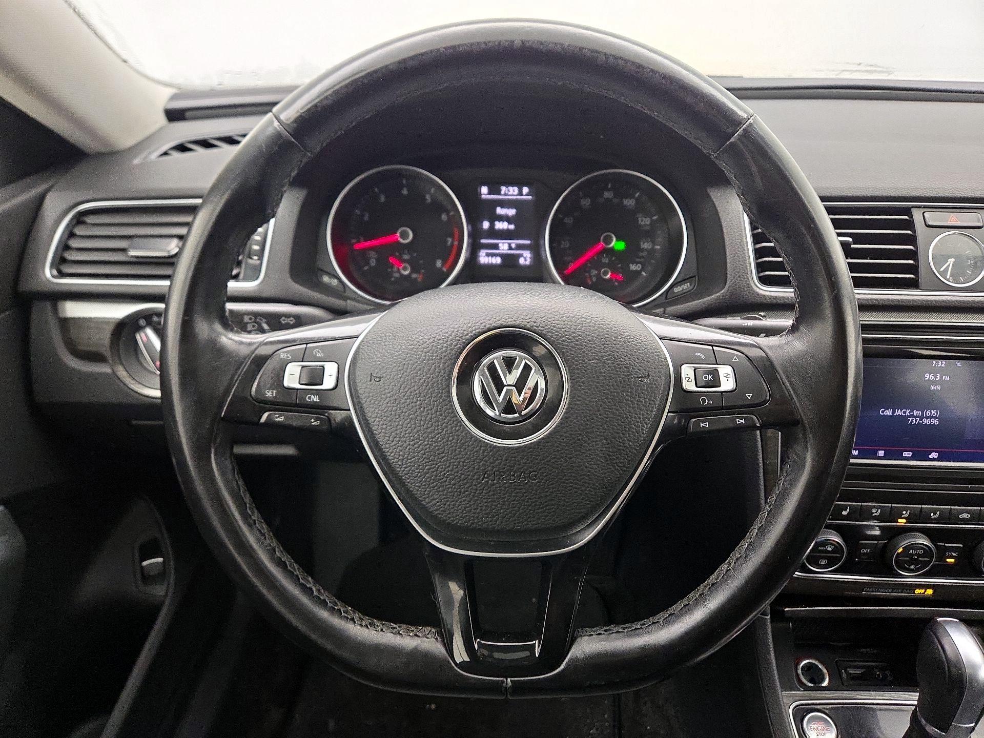 Thumbnail: 2017 Volkswagen Passat - 10