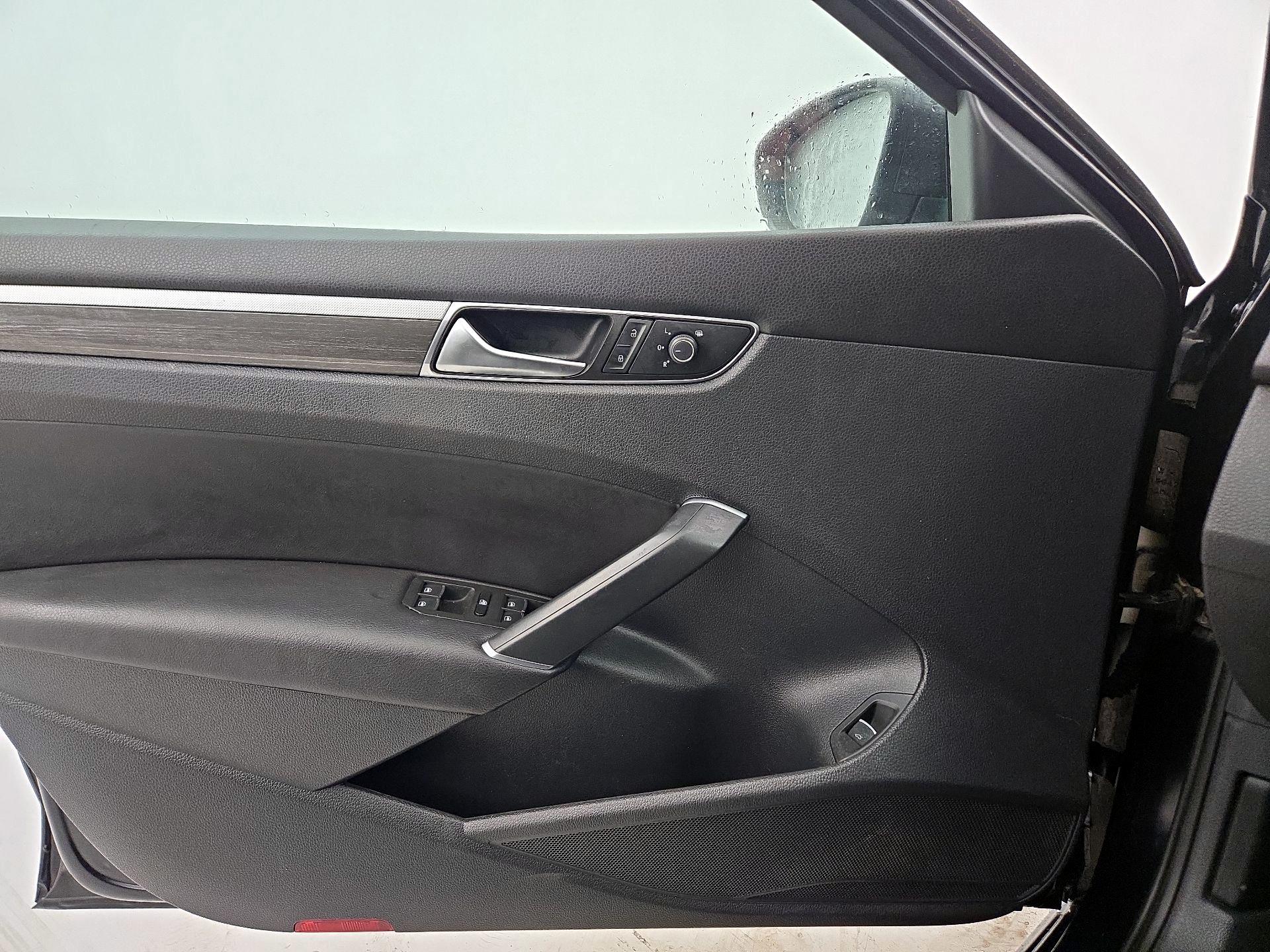 Thumbnail: 2017 Volkswagen Passat - 12