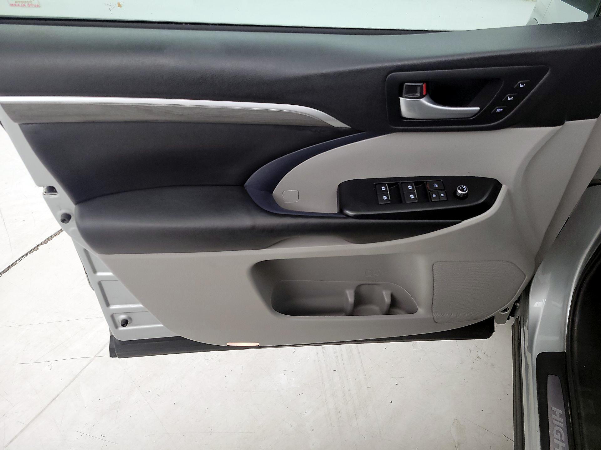 Thumbnail: 2018 Toyota Highlander - 12