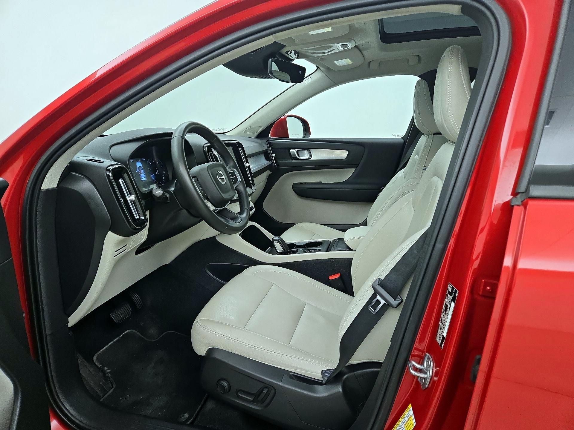 Thumbnail: 2021 Volvo XC40 - 11