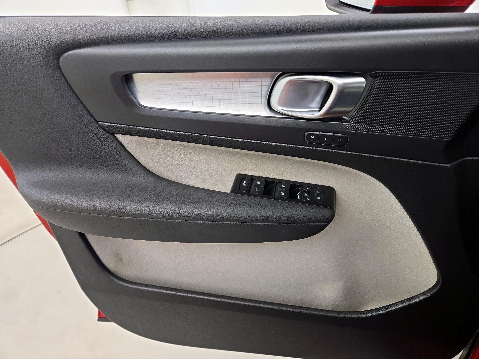 Thumbnail: 2021 Volvo XC40 - 12