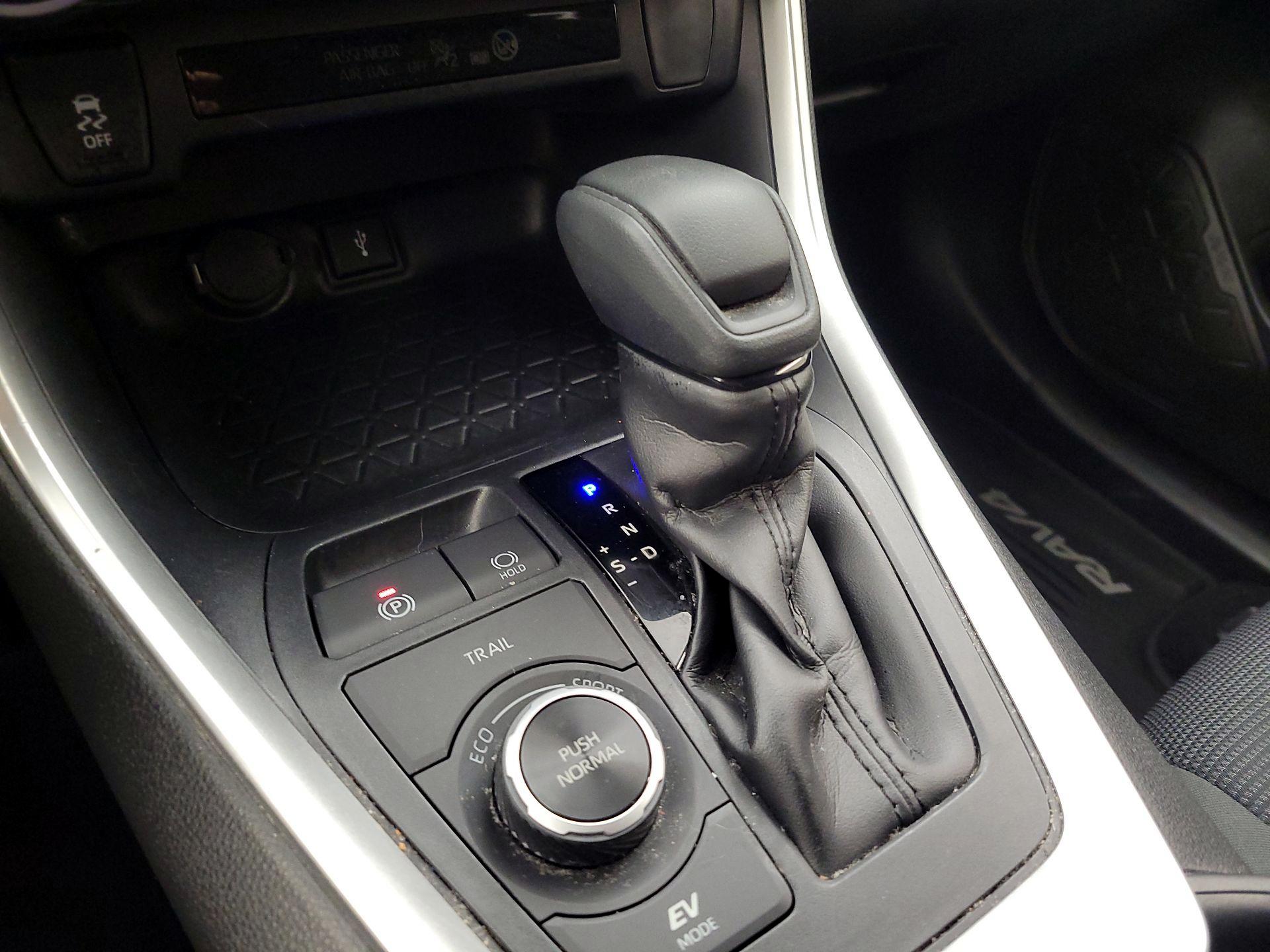 Thumbnail: 2020 Toyota RAV4 - 17