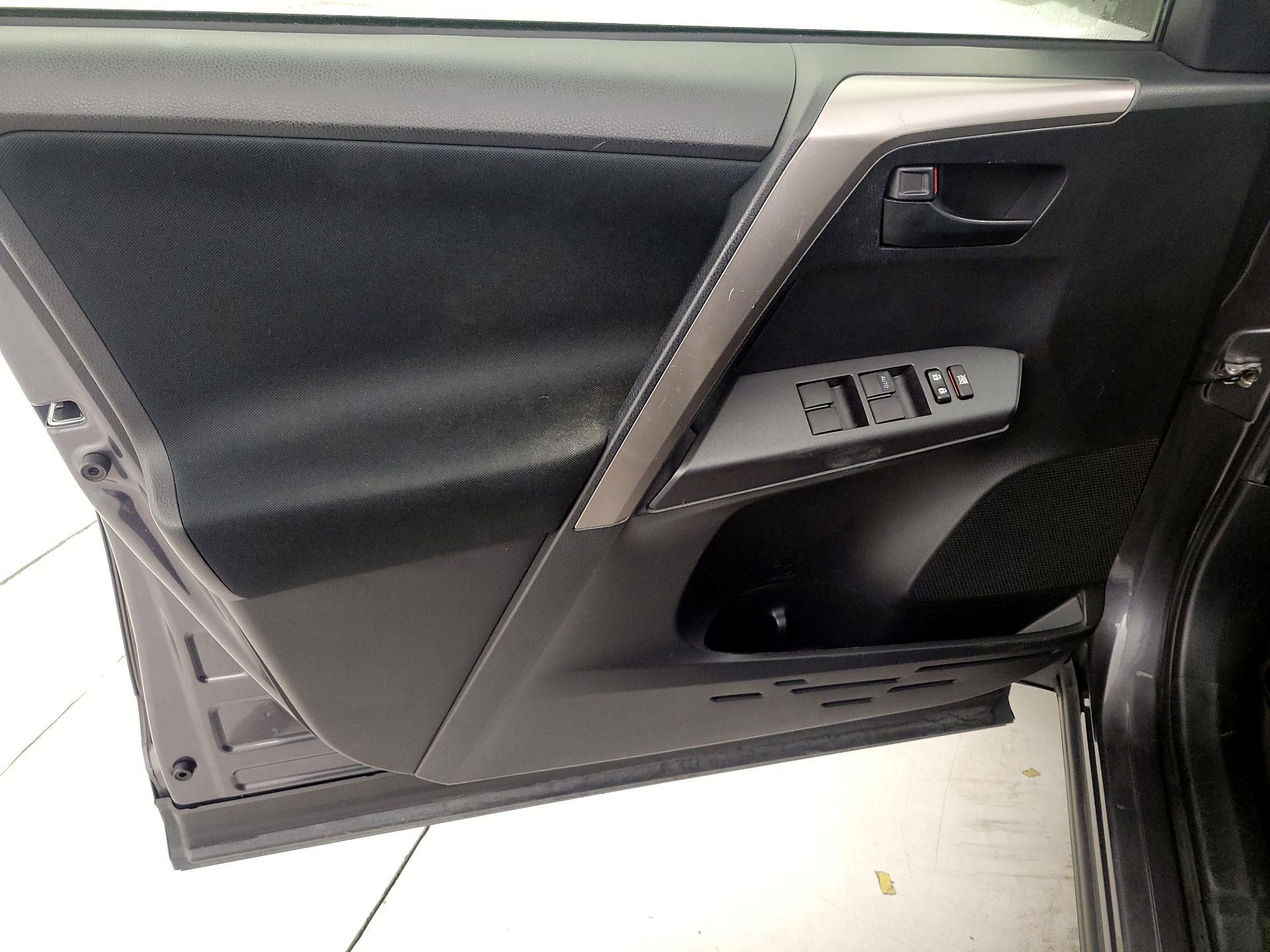 Thumbnail: 2018 Toyota RAV4 - 12