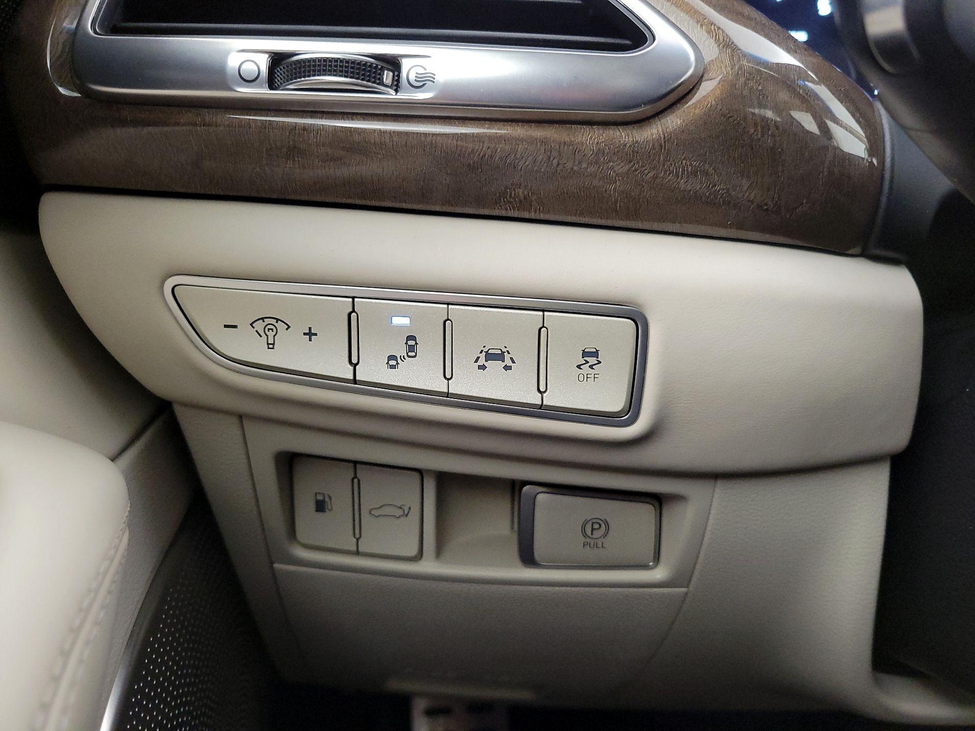 Thumbnail: 2019 Genesis G90 - 13