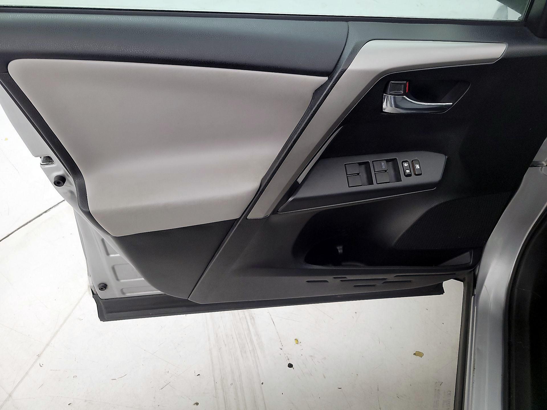 Thumbnail: 2016 Toyota RAV4 - 12