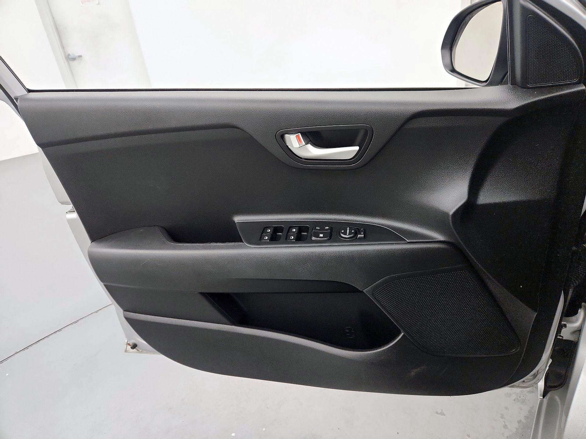 Thumbnail: 2023 Kia Rio - 12