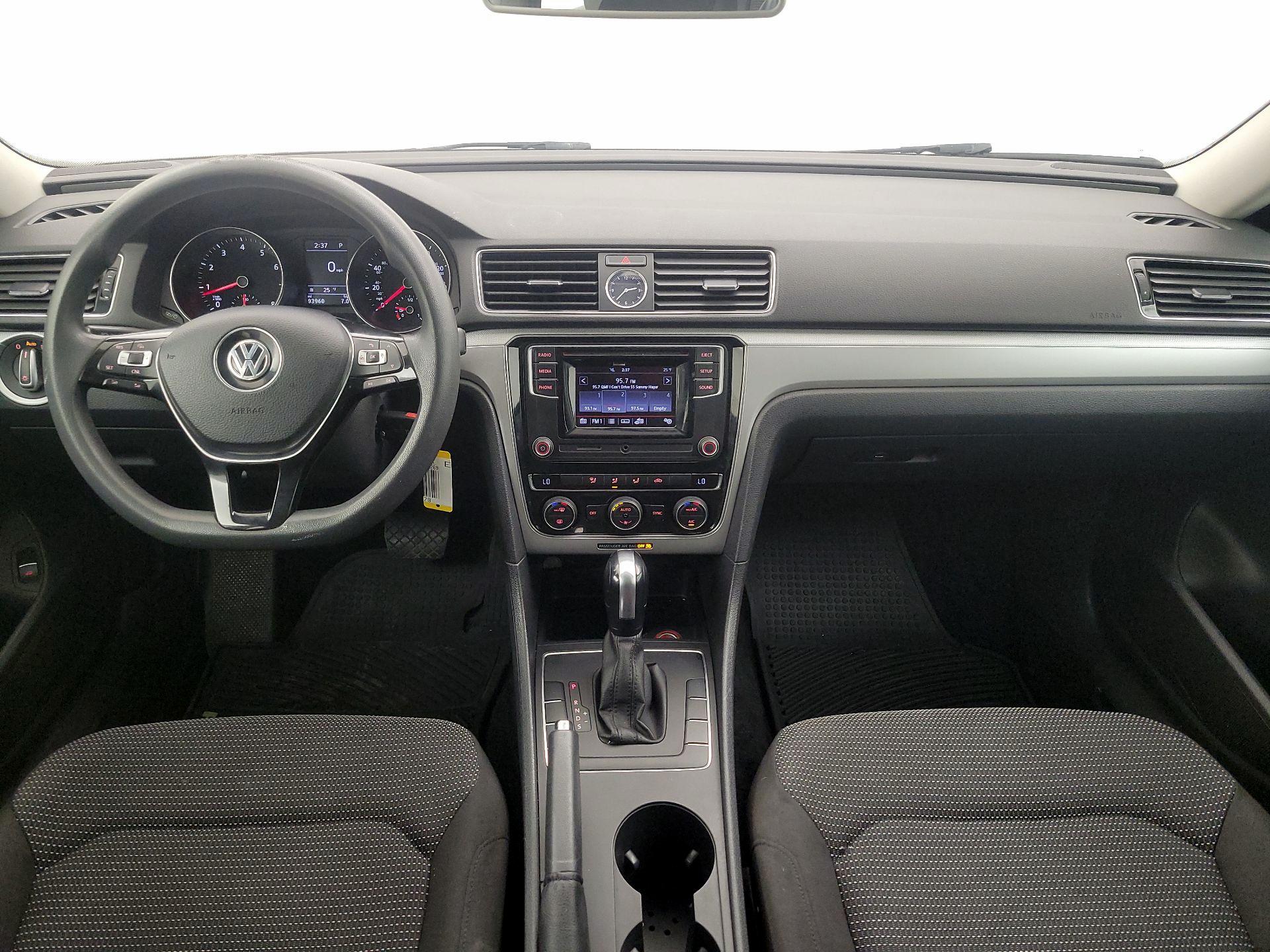 Thumbnail: 2017 Volkswagen Passat - 9