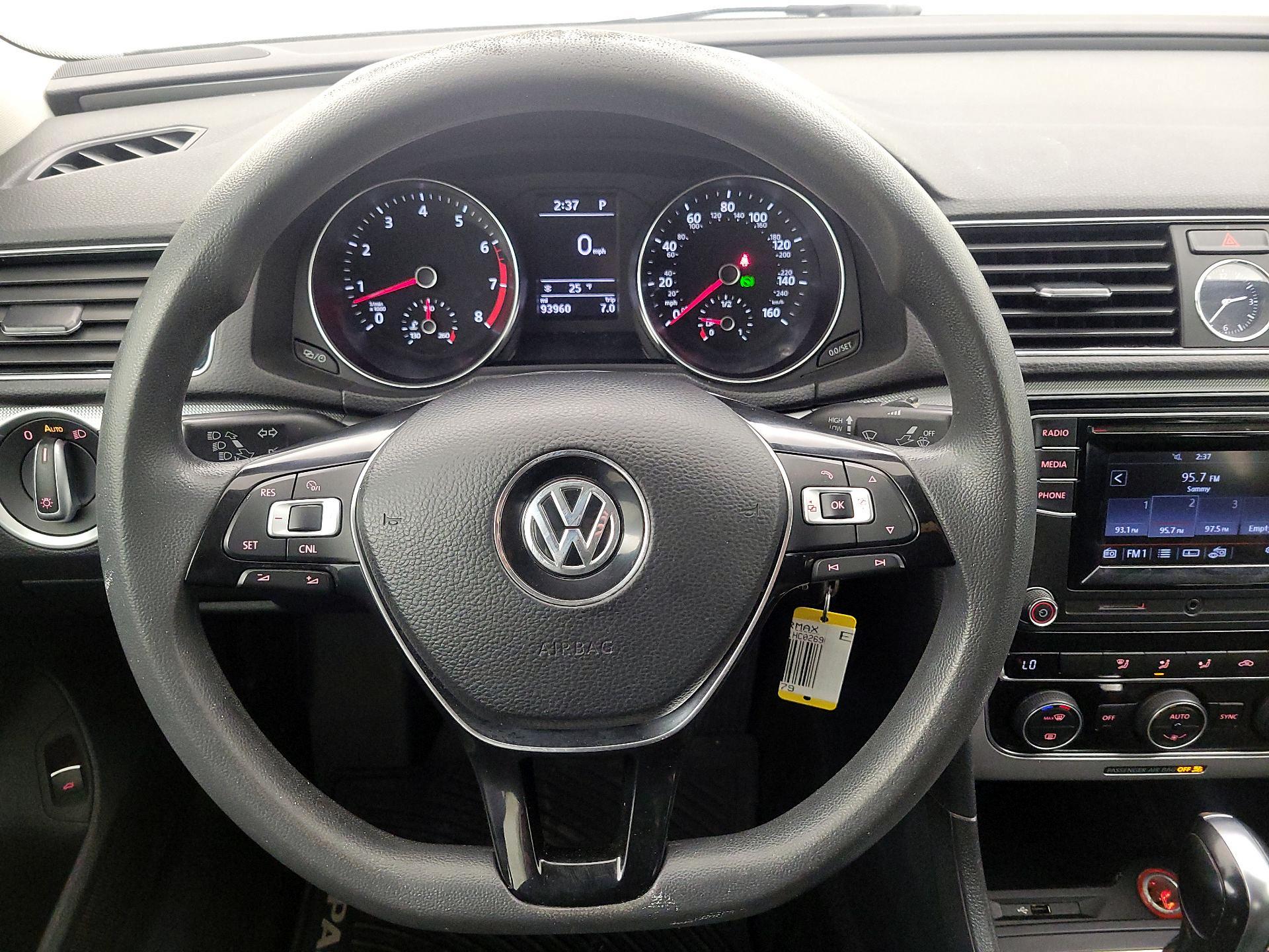 Thumbnail: 2017 Volkswagen Passat - 10