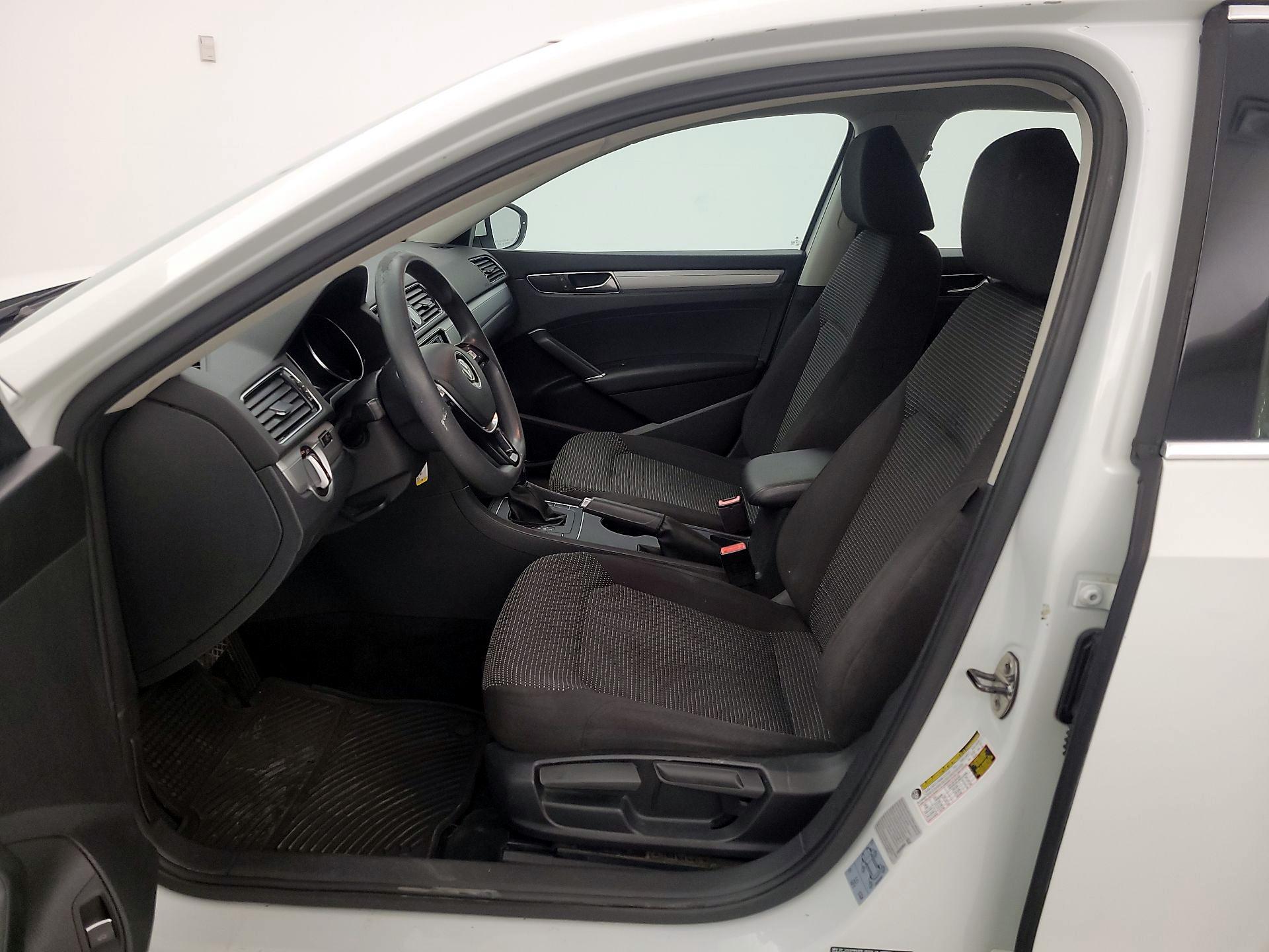 Thumbnail: 2017 Volkswagen Passat - 11