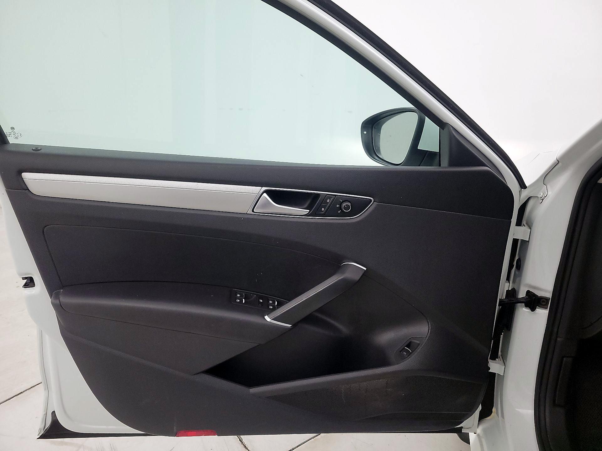 Thumbnail: 2017 Volkswagen Passat - 12