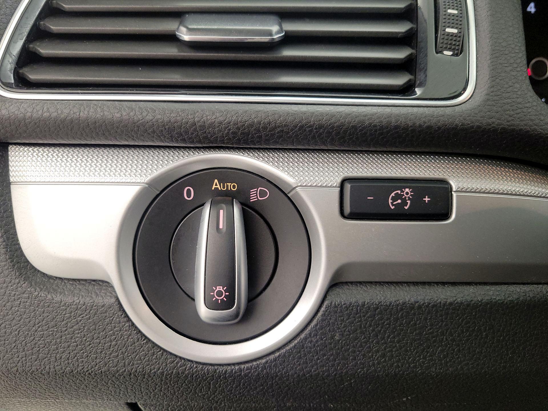 Thumbnail: 2017 Volkswagen Passat - 13