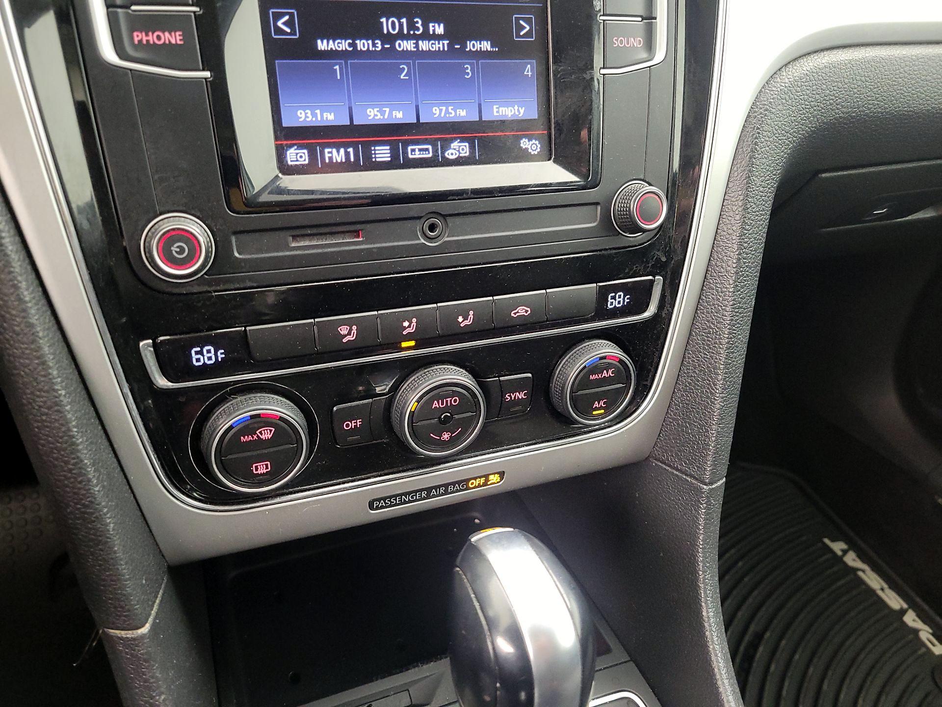 Thumbnail: 2017 Volkswagen Passat - 16