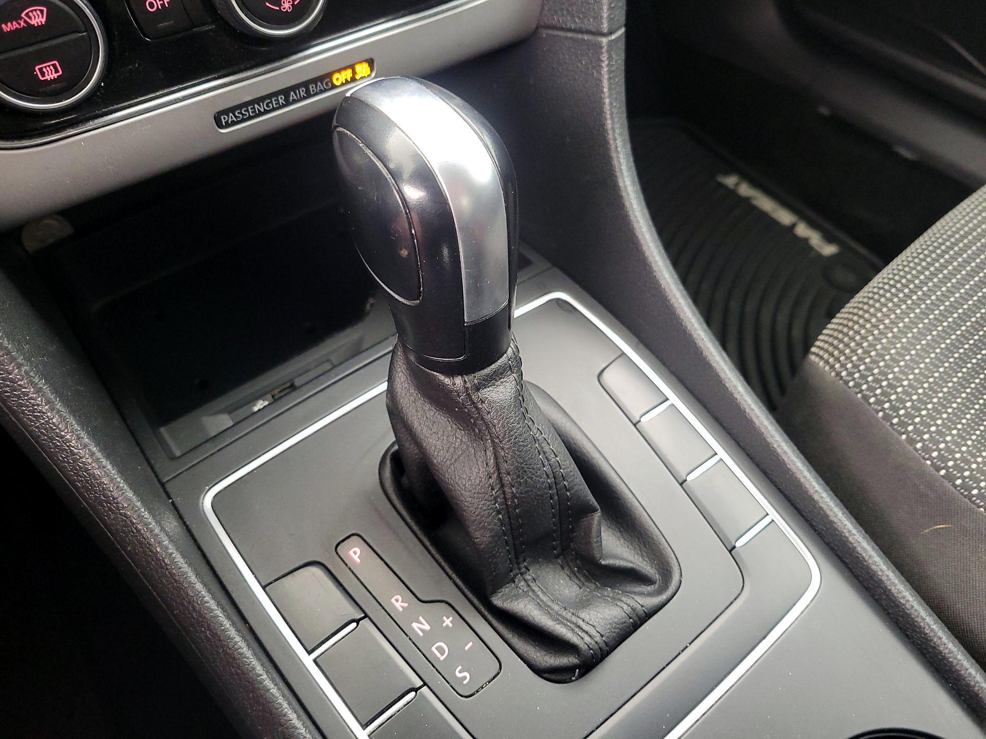 Thumbnail: 2017 Volkswagen Passat - 17