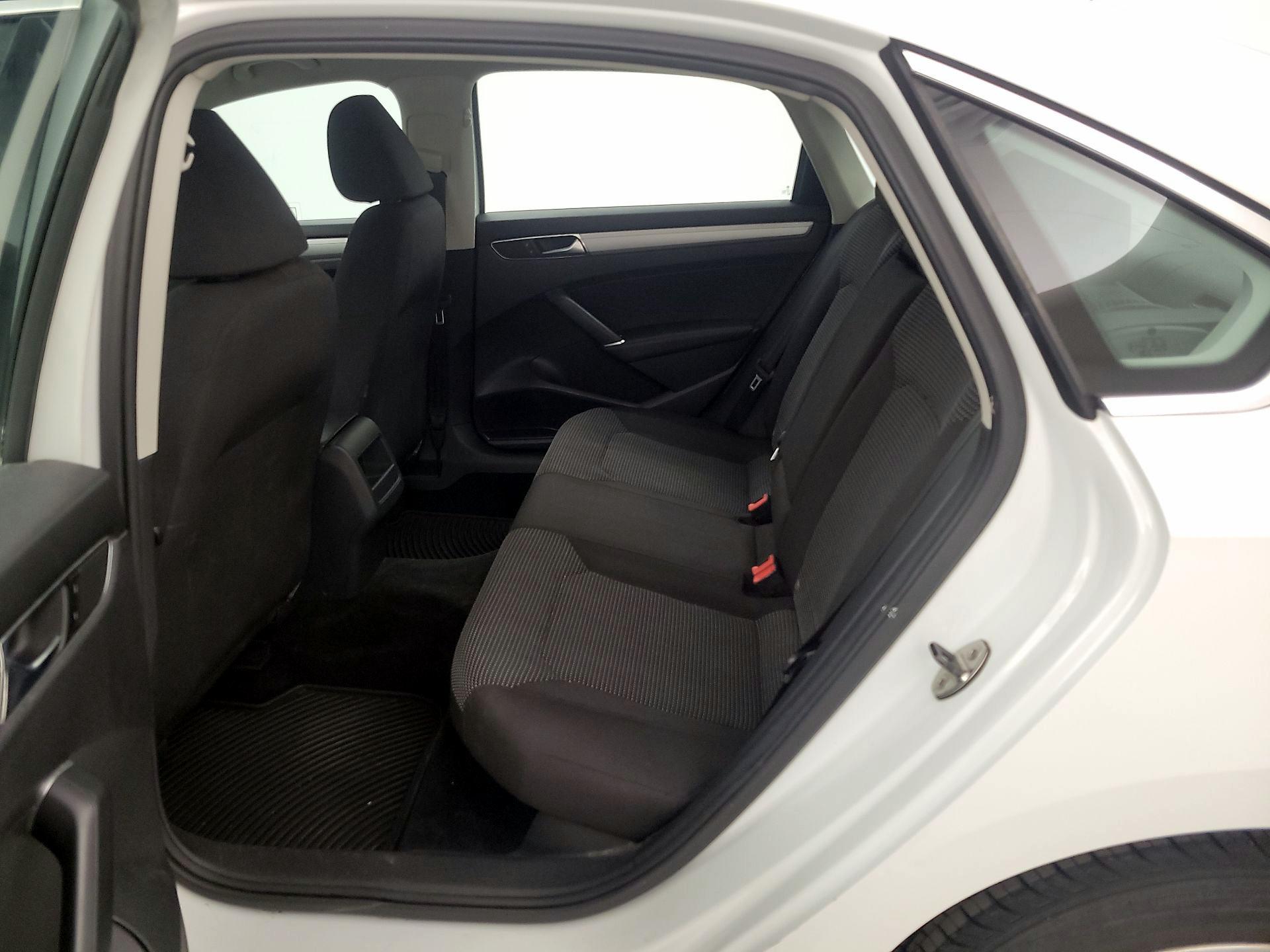 Thumbnail: 2017 Volkswagen Passat - 18