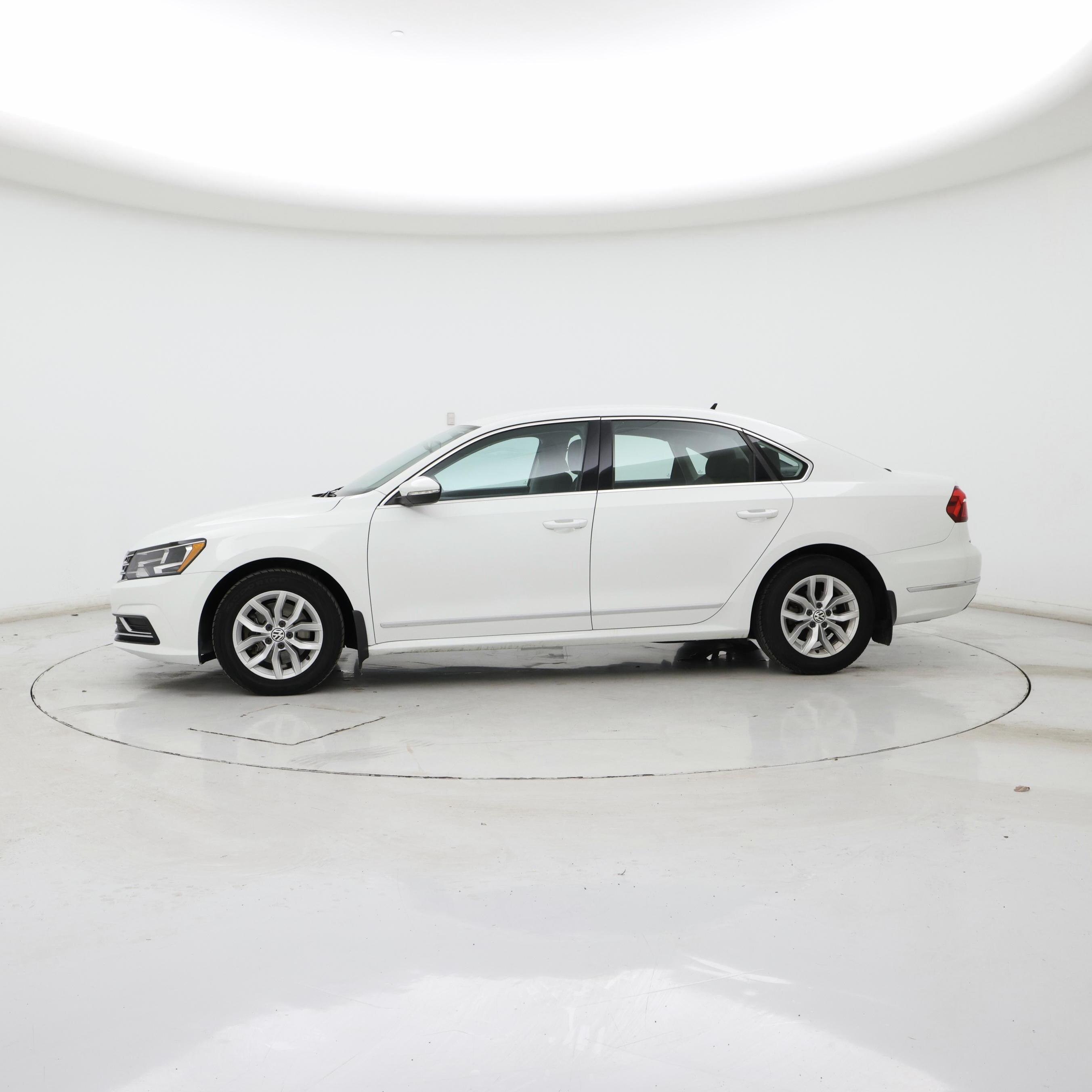 Thumbnail: 2017 Volkswagen Passat - 3