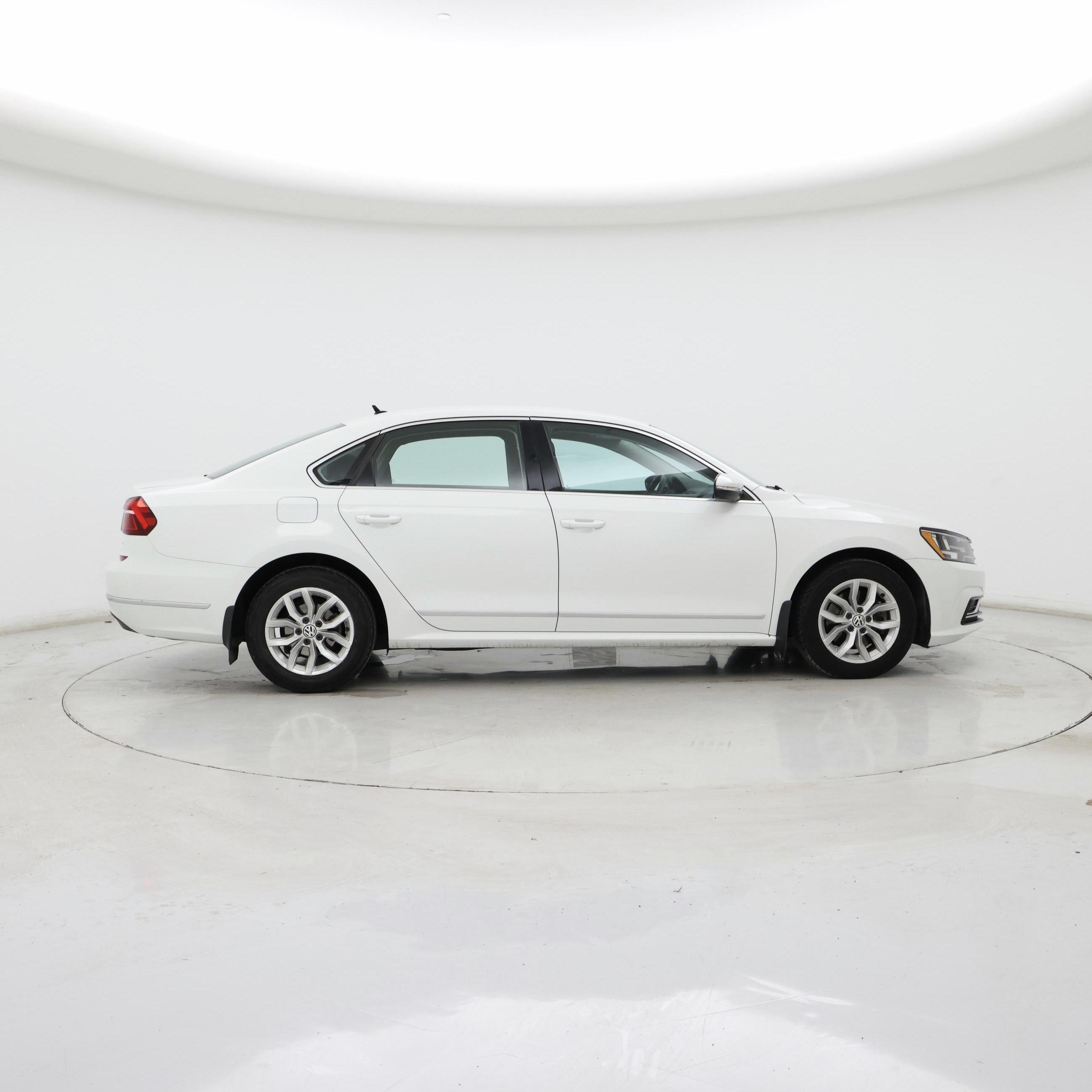 Thumbnail: 2017 Volkswagen Passat - 7