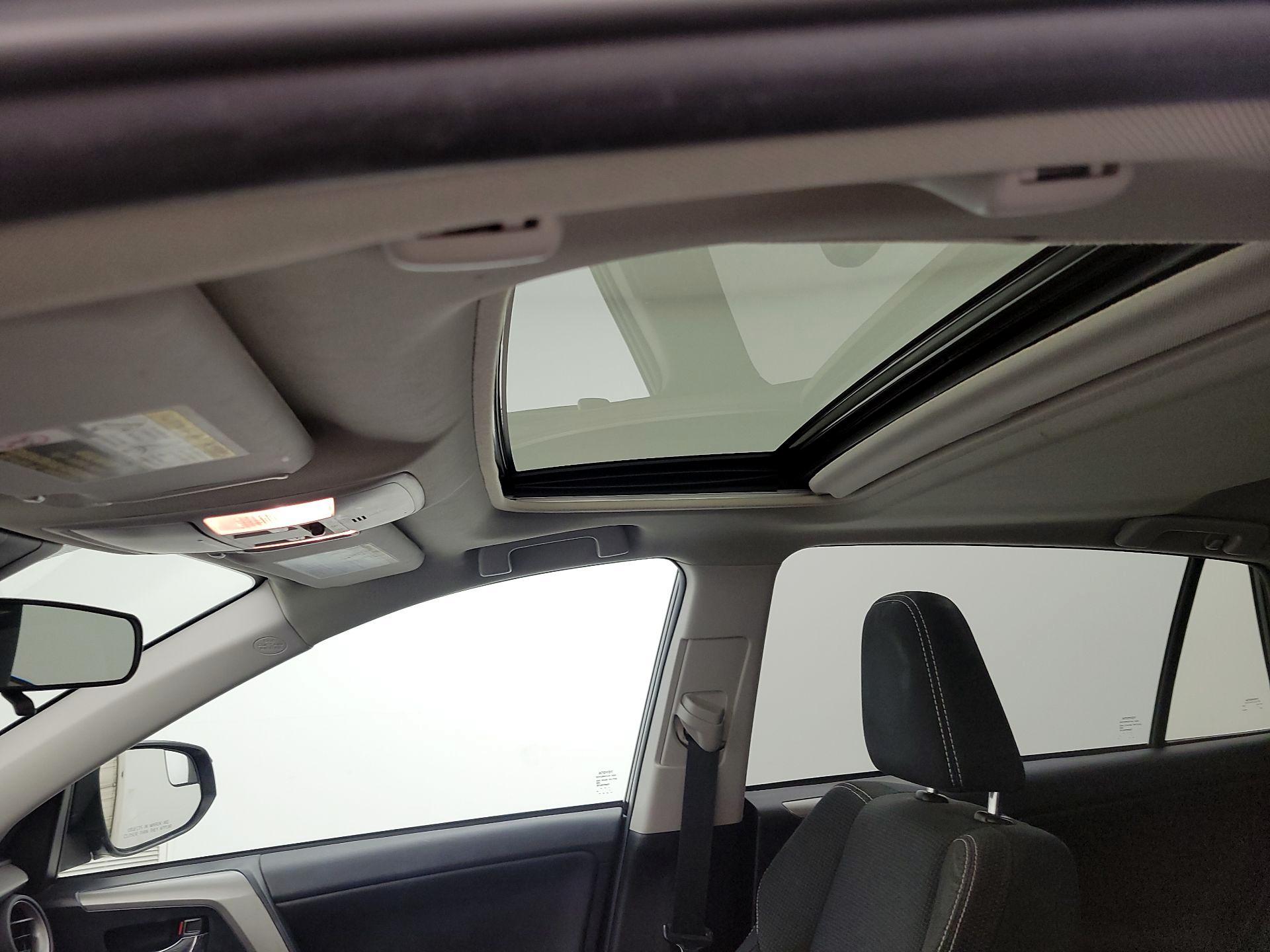 Thumbnail: 2018 Toyota RAV4 - 18