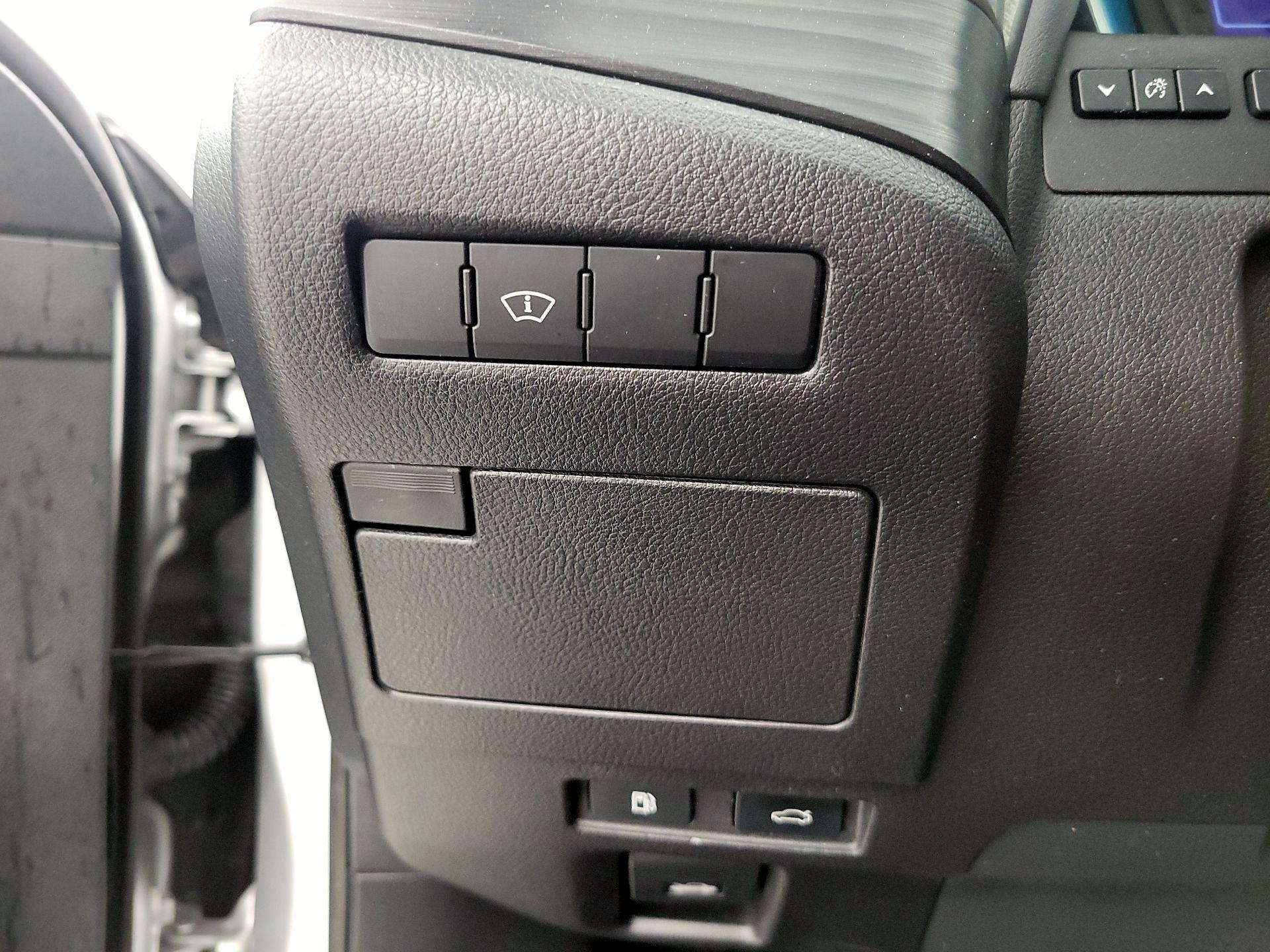 Thumbnail: 2021 Lexus ES - 13