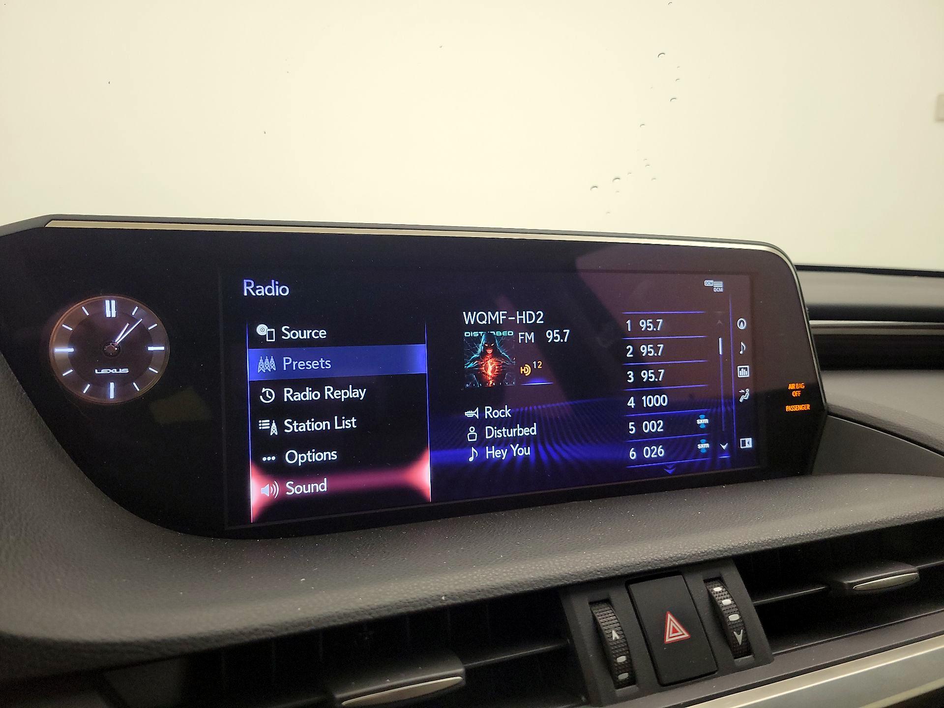 Thumbnail: 2021 Lexus ES - 16