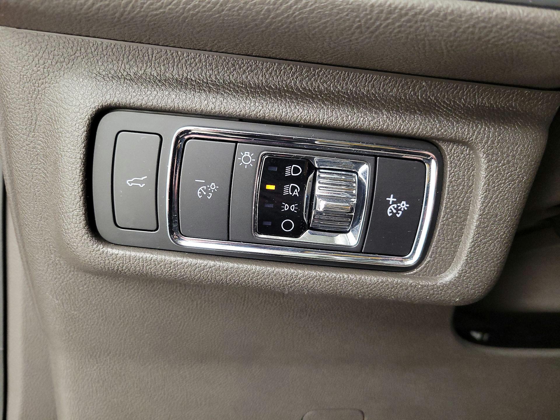 Thumbnail: 2020 Lincoln Corsair - 13