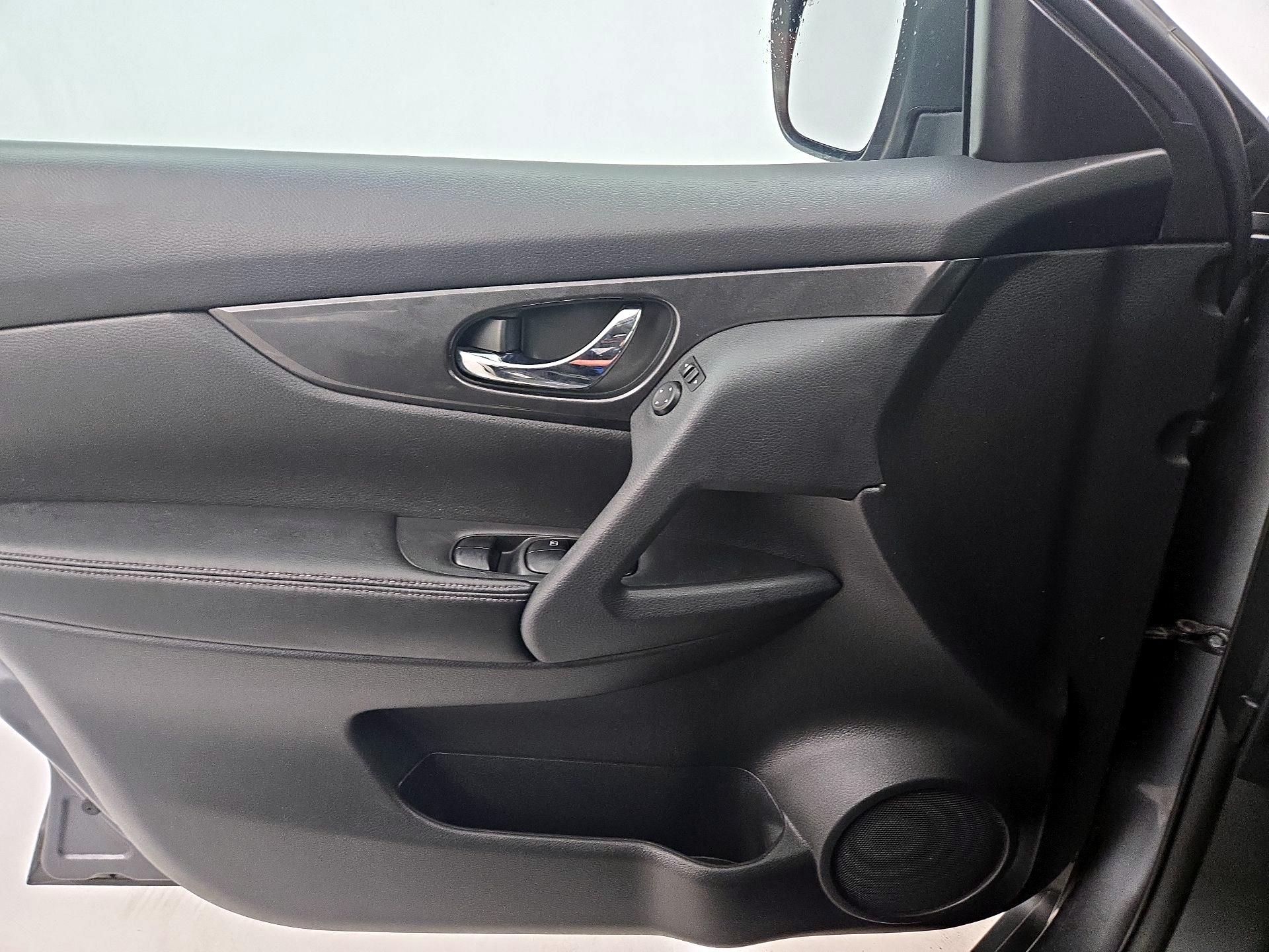 Thumbnail: 2017 Nissan Rogue - 12