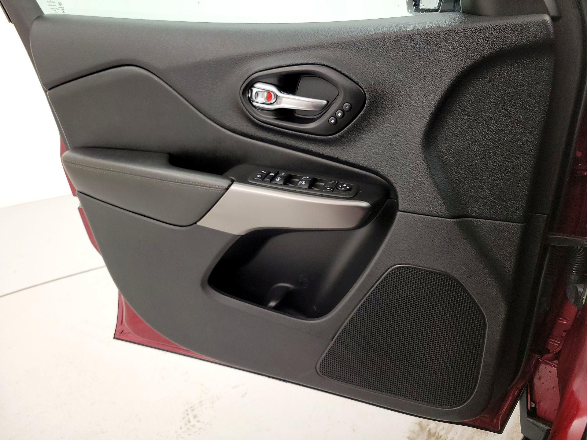 Thumbnail: 2021 Jeep Cherokee - 12