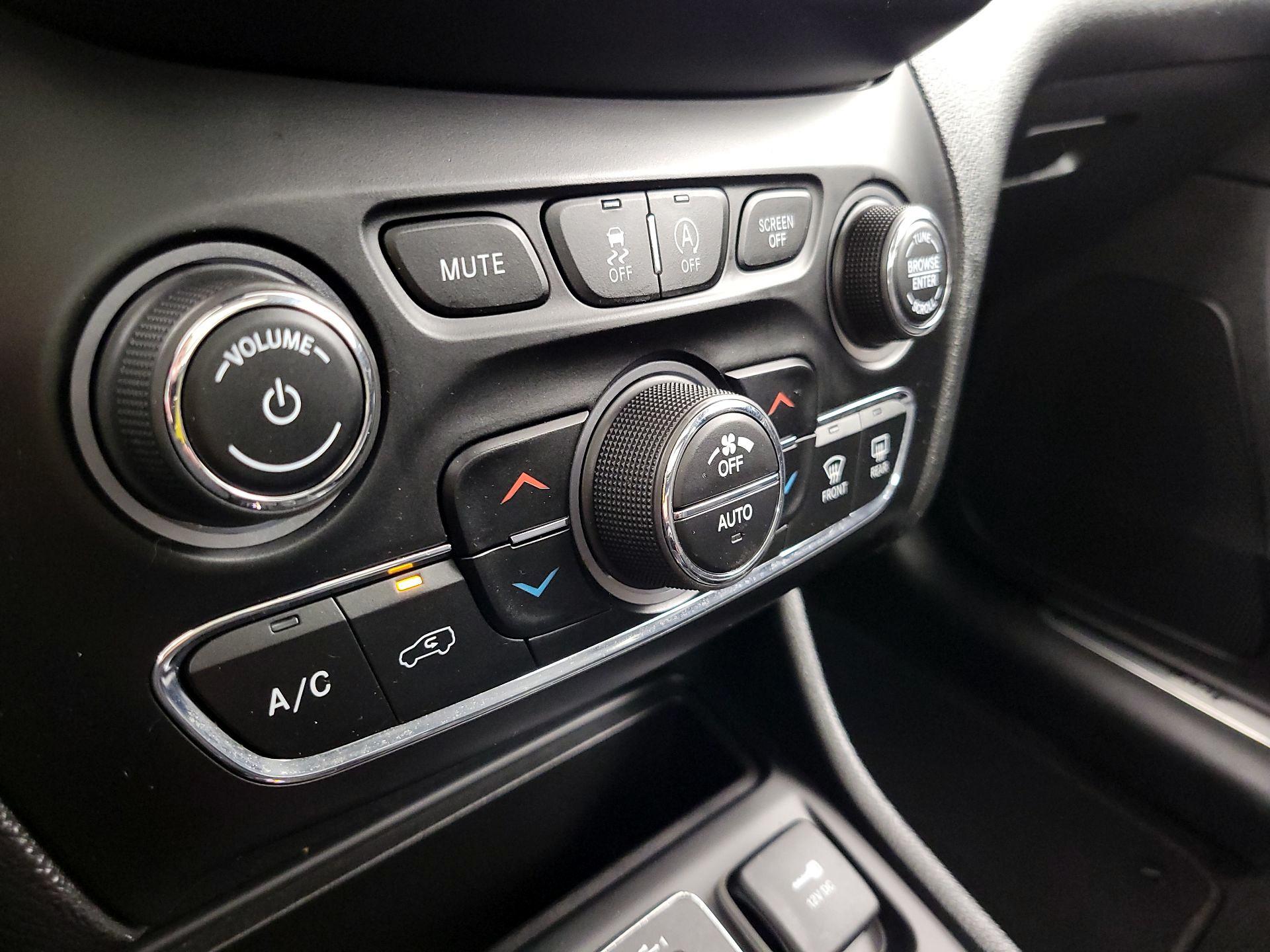 Thumbnail: 2021 Jeep Cherokee - 17