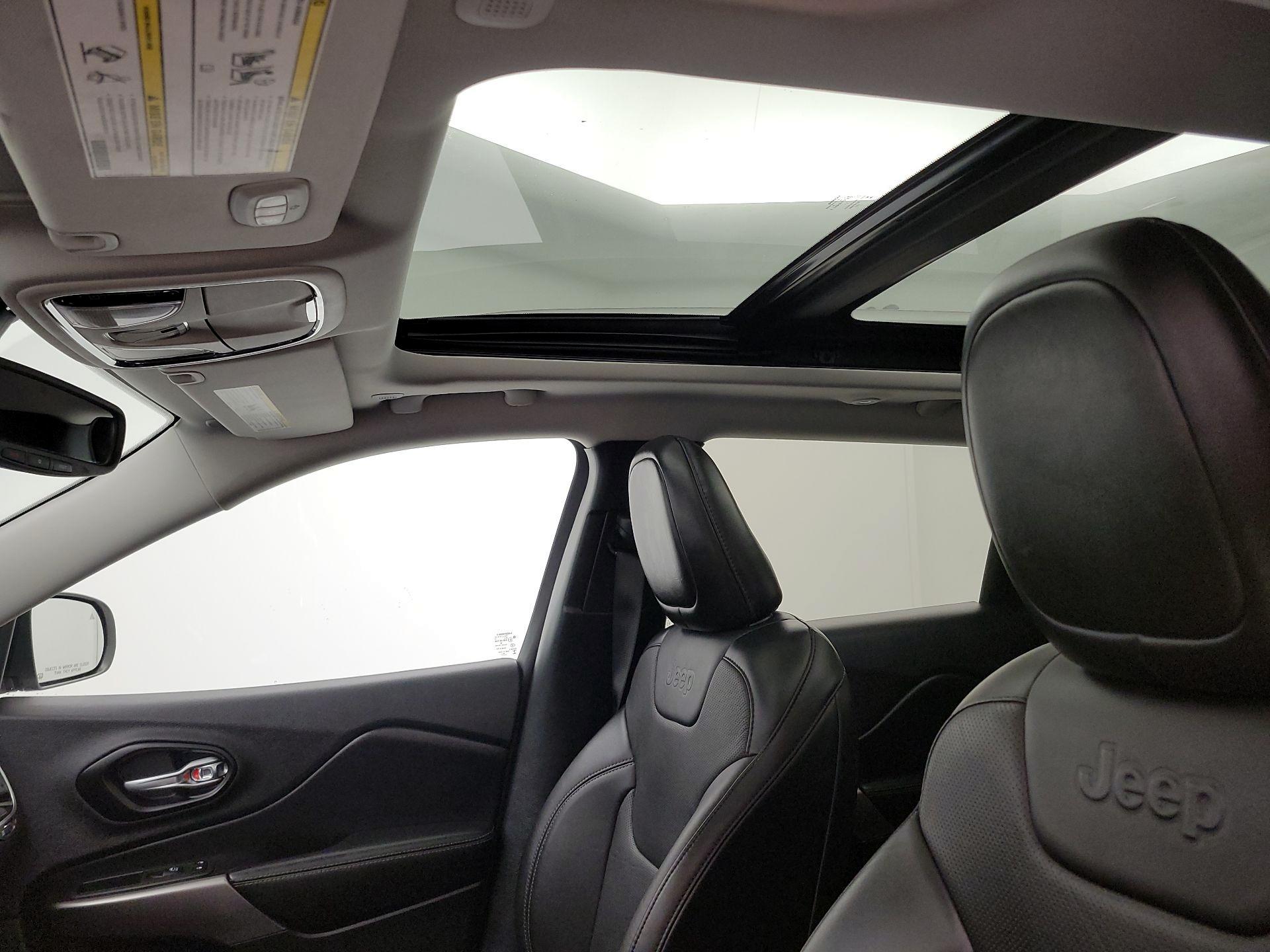 Thumbnail: 2021 Jeep Cherokee - 20