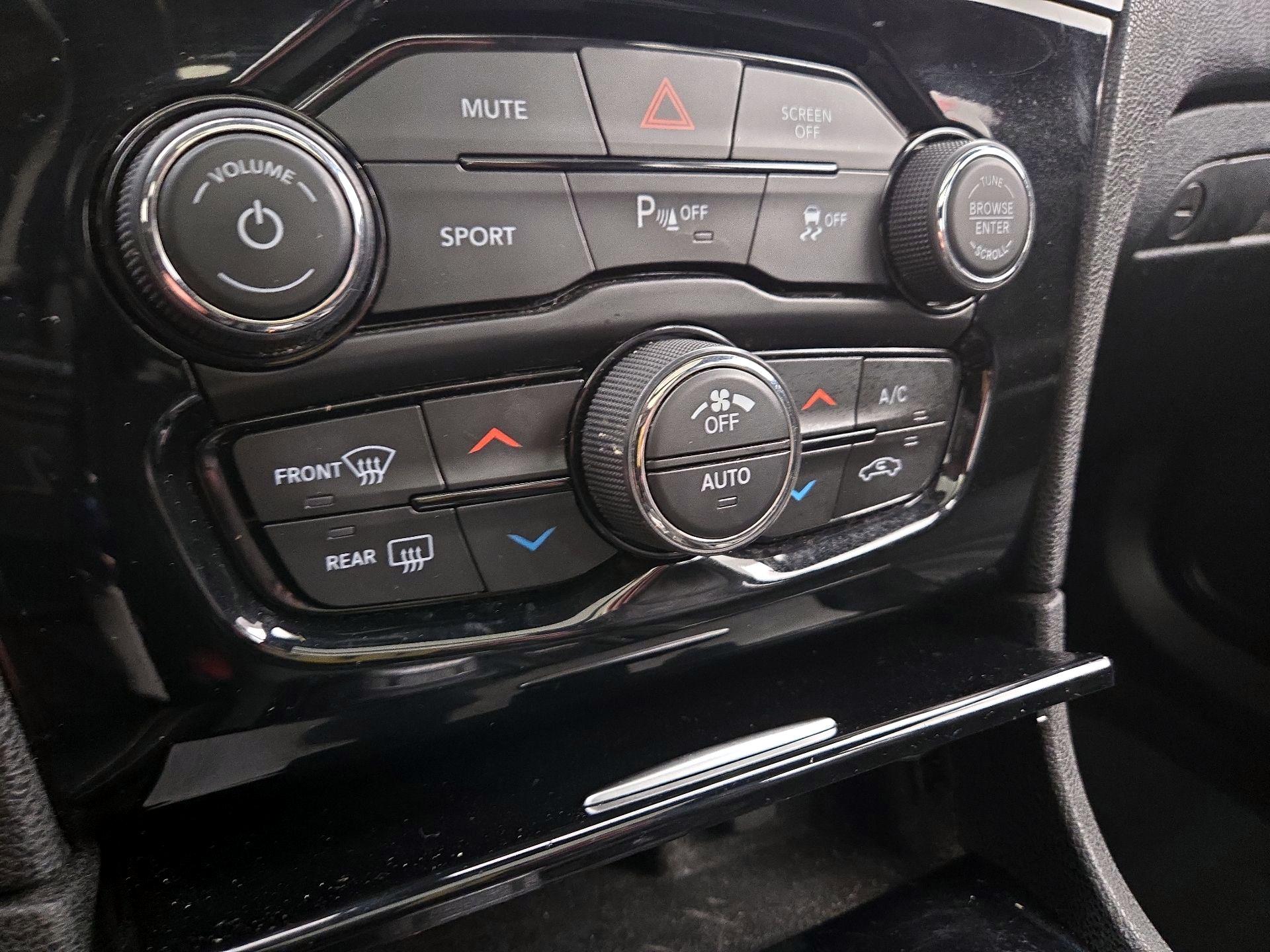 Thumbnail: 2022 Chrysler 300 - 17