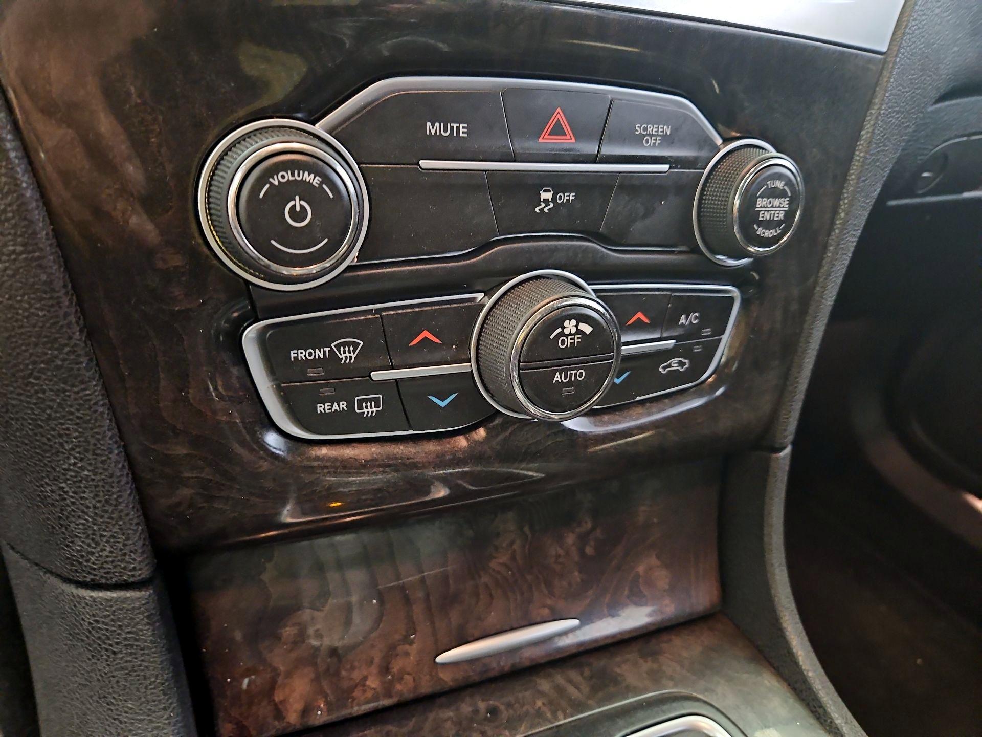 Thumbnail: 2019 Chrysler 300 - 17