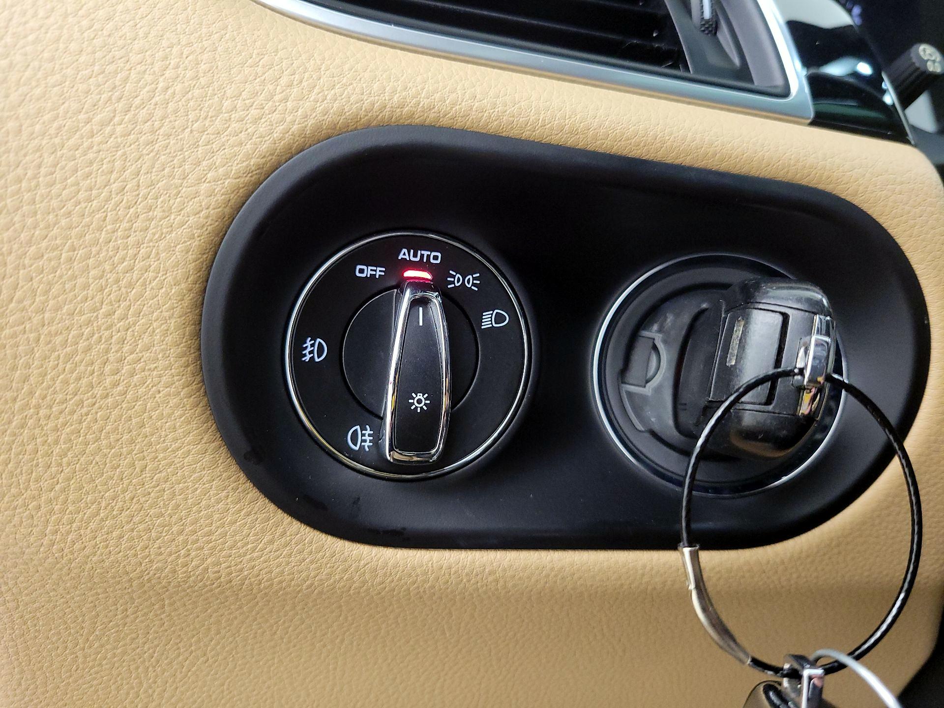 Thumbnail: 2017 Porsche Macan - 13