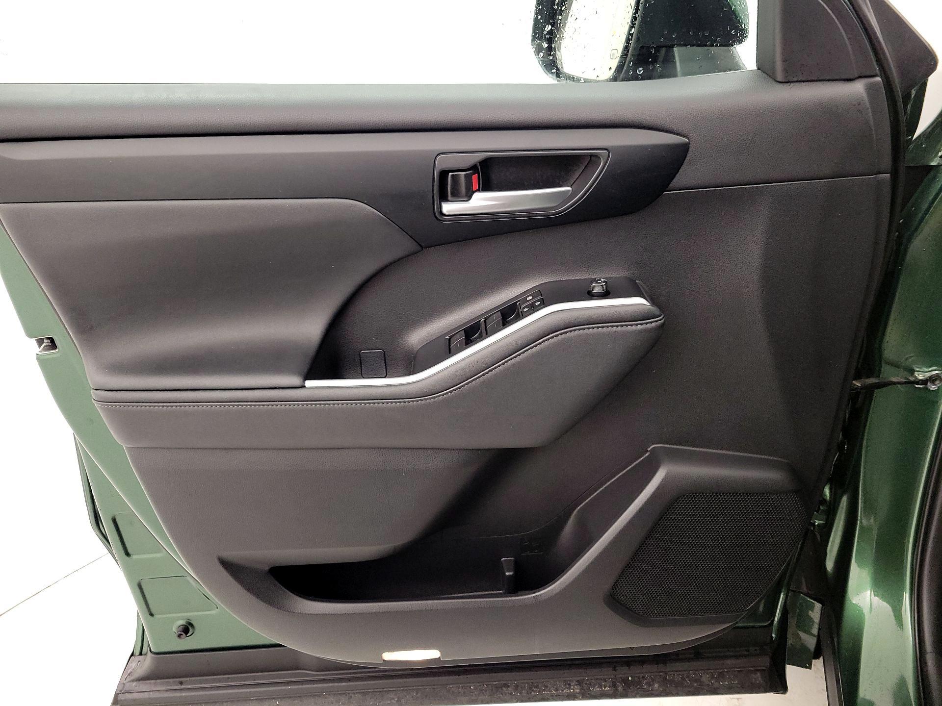 Thumbnail: 2024 Toyota Highlander - 12