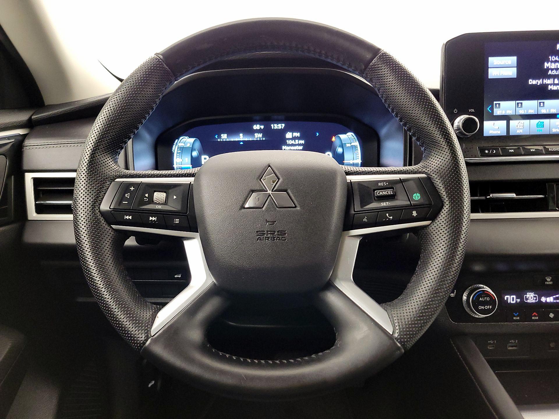 Thumbnail: 2023 Mitsubishi Outlander - 10