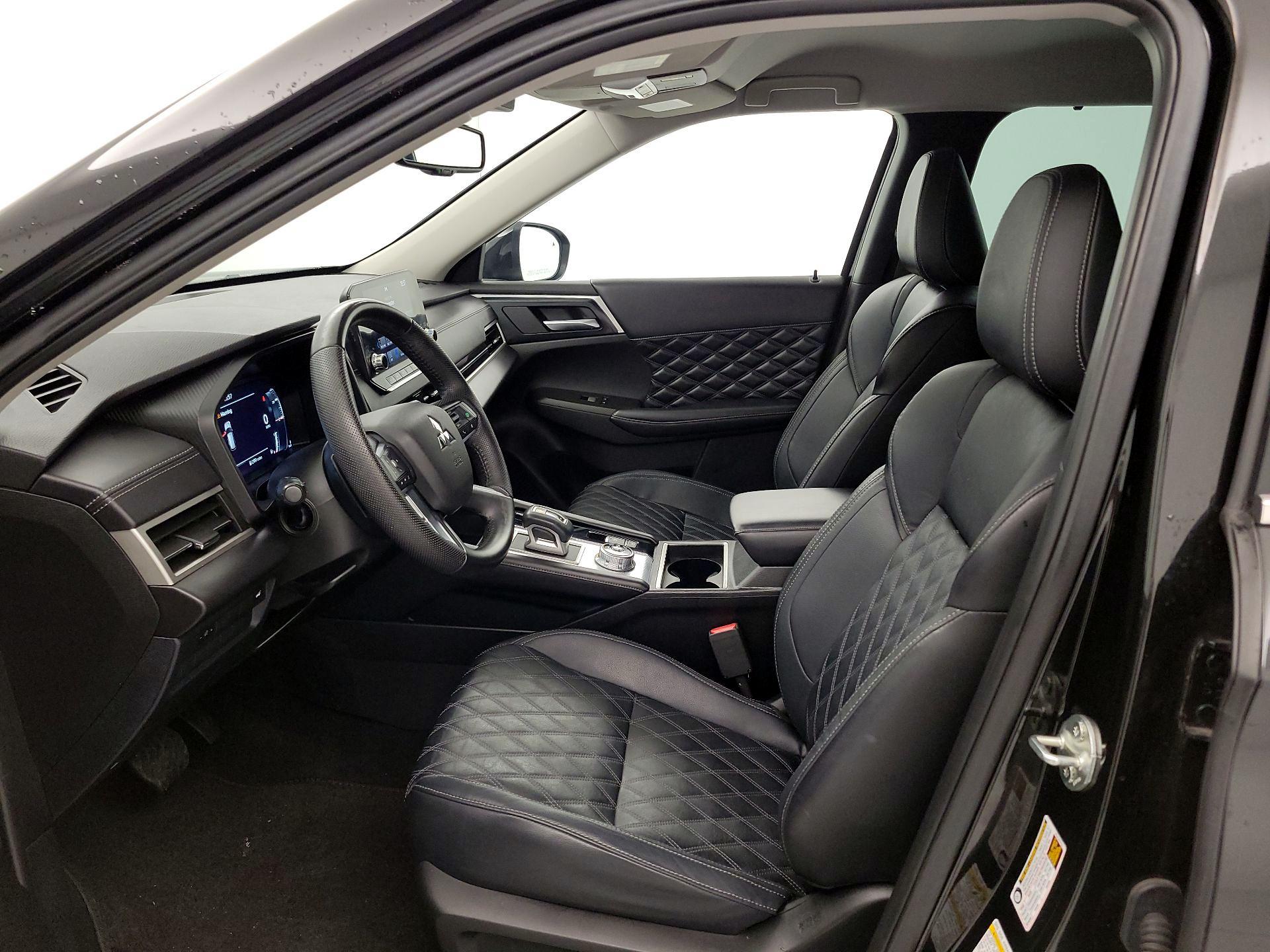 Thumbnail: 2023 Mitsubishi Outlander - 11