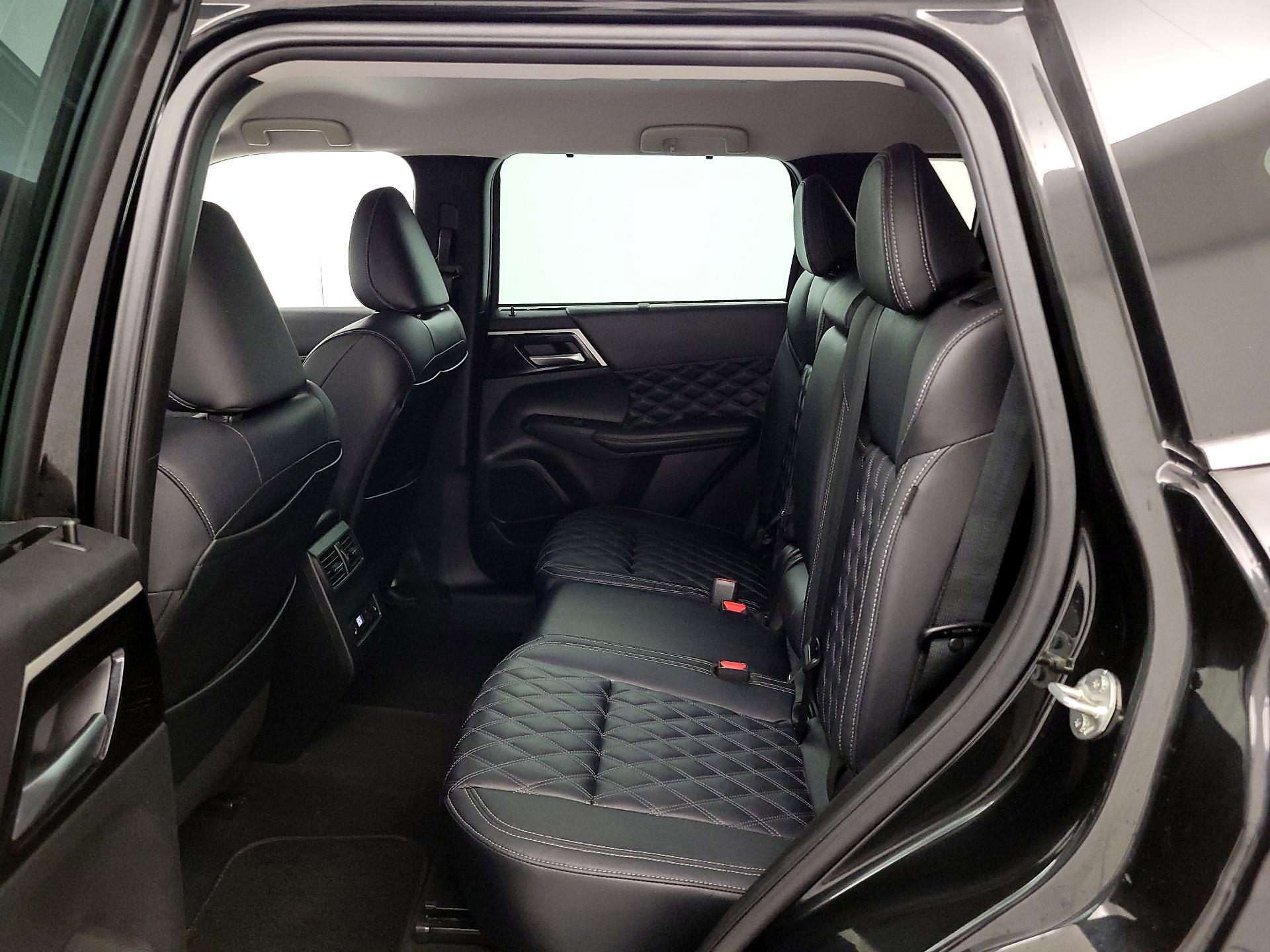 Thumbnail: 2023 Mitsubishi Outlander - 20