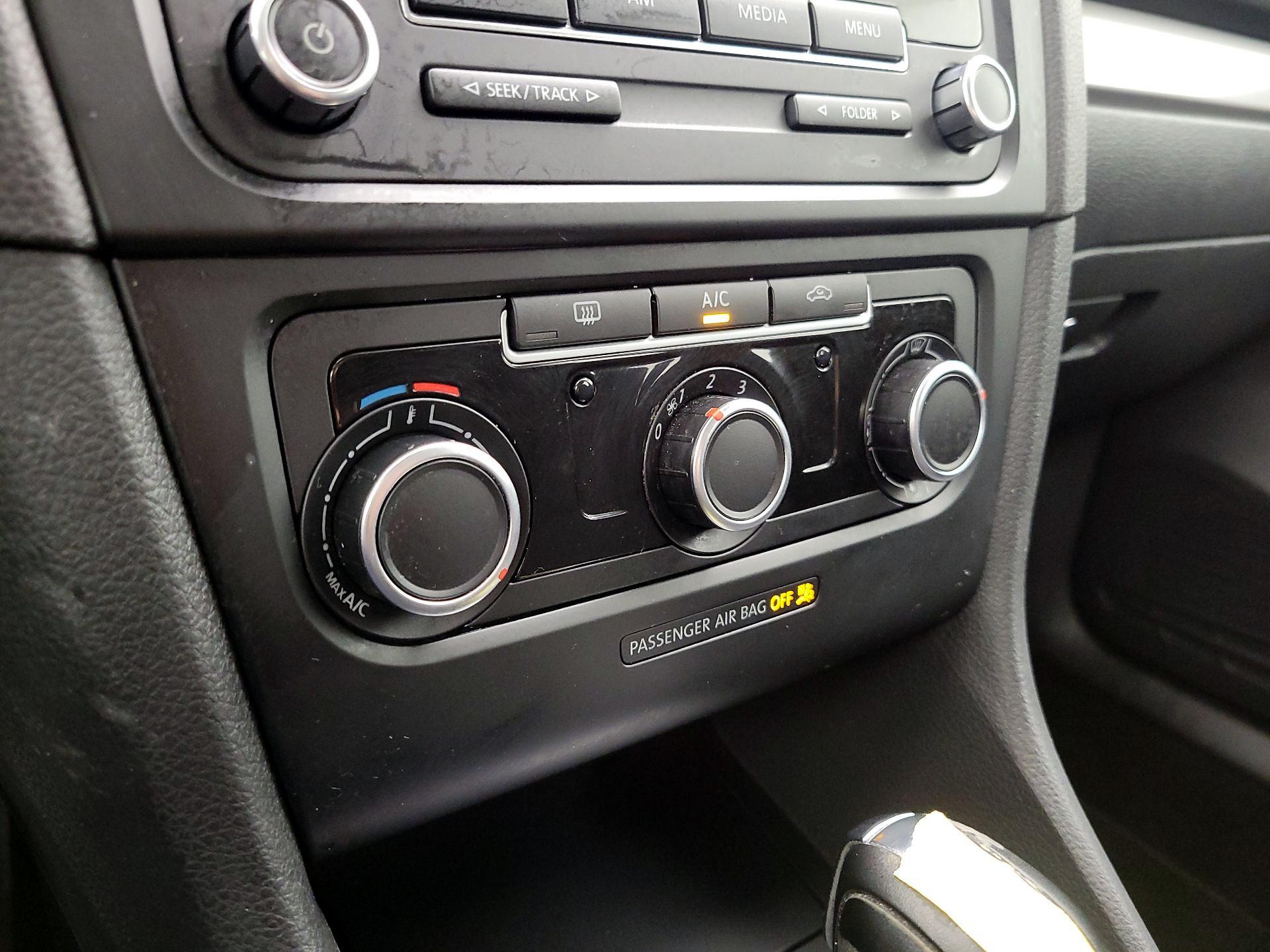 Thumbnail: 2014 Volkswagen Golf - 15