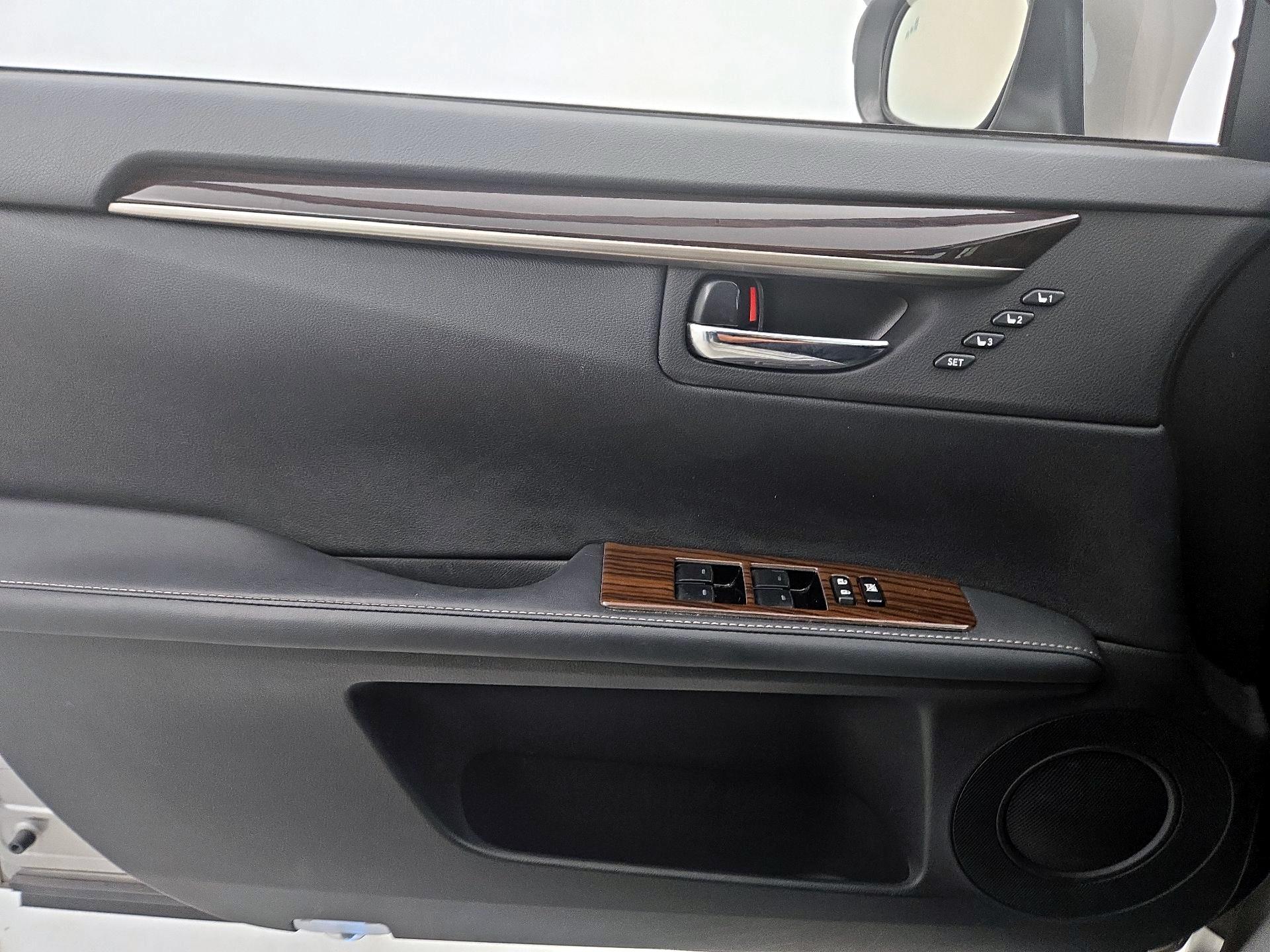 Thumbnail: 2018 Lexus ES - 12