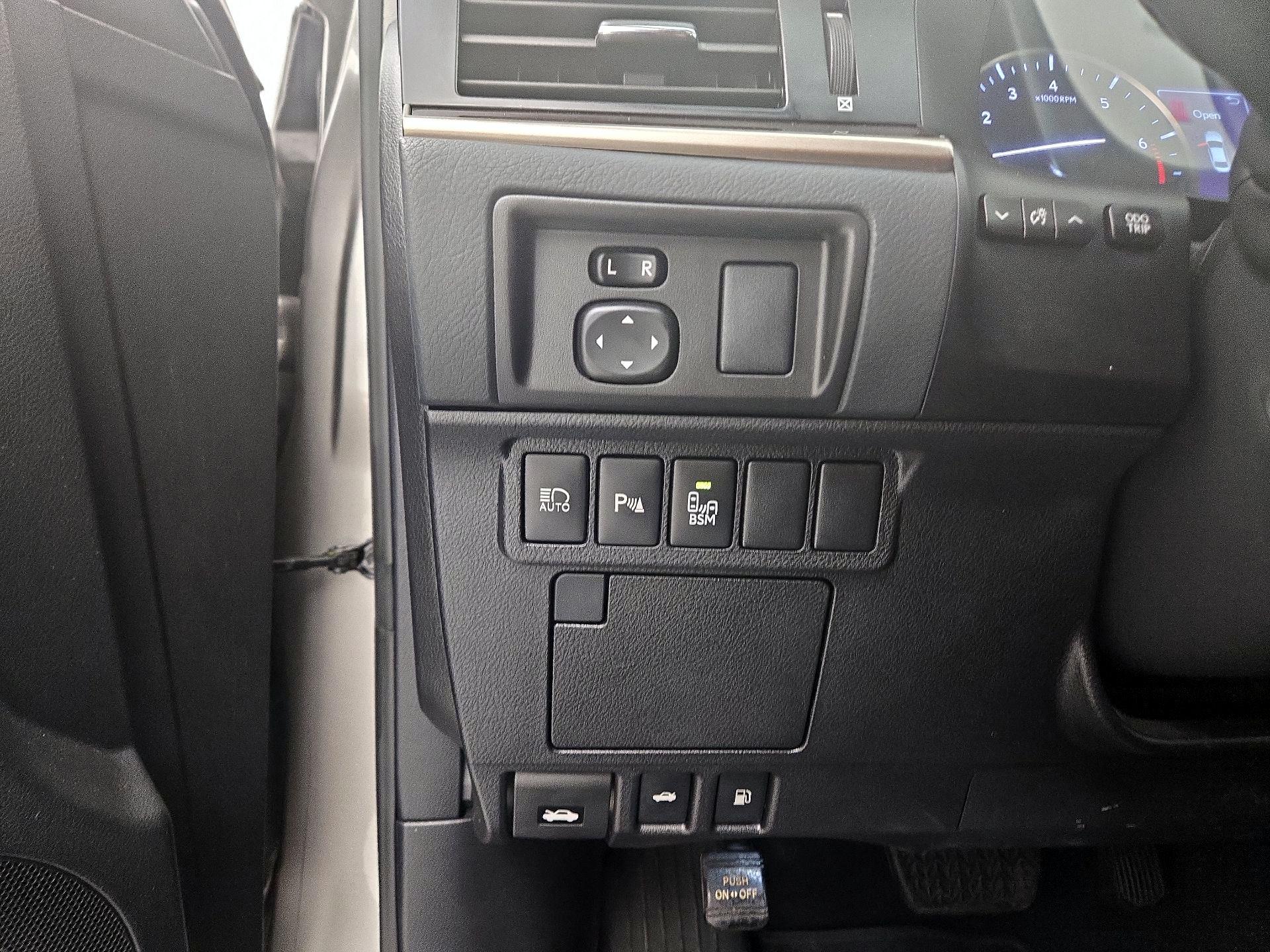 Thumbnail: 2018 Lexus ES - 13