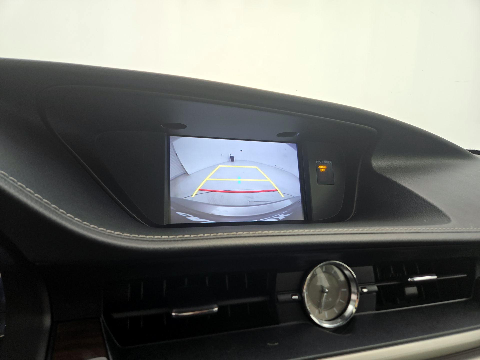 Thumbnail: 2018 Lexus ES - 15