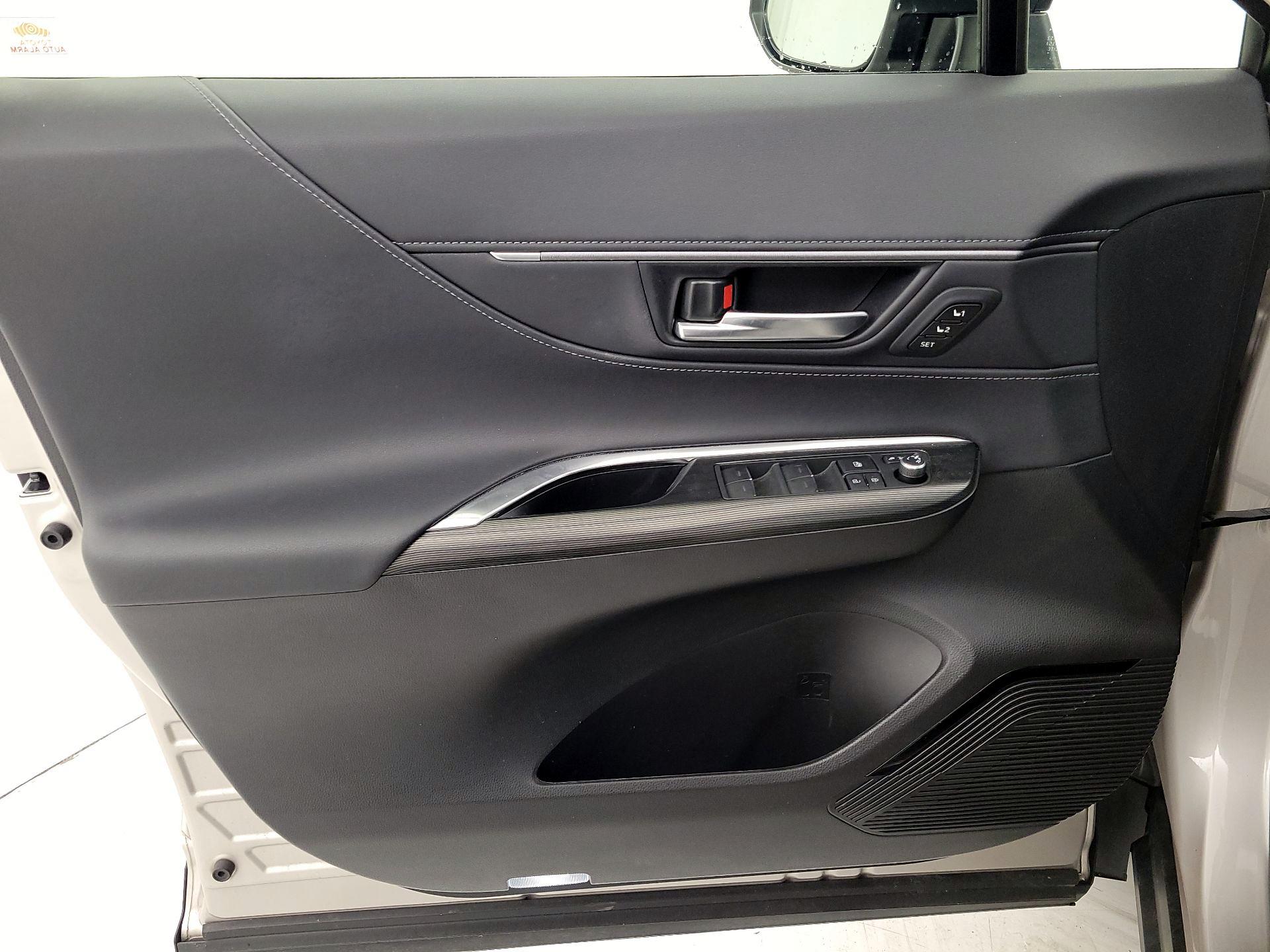 Thumbnail: 2021 Toyota Venza - 12