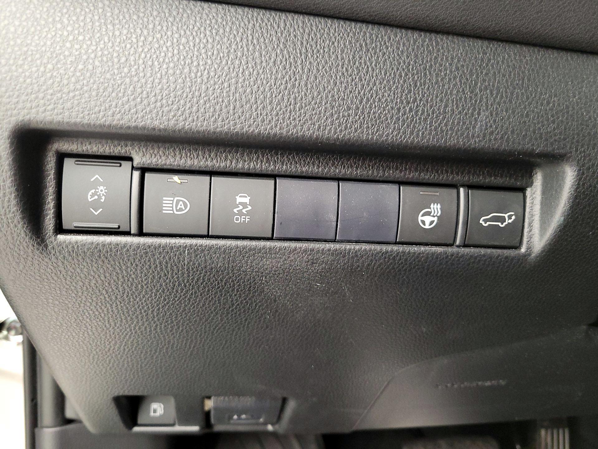 Thumbnail: 2021 Toyota Venza - 13