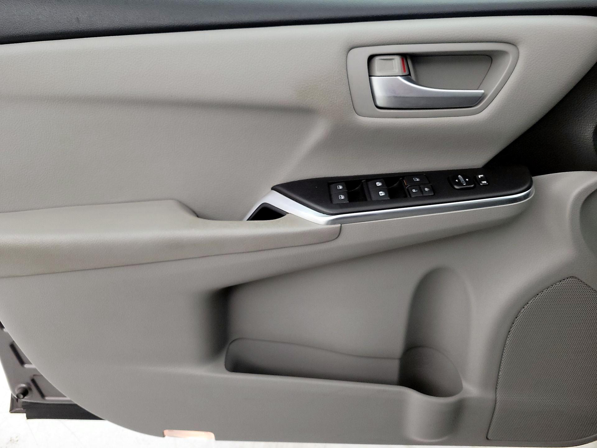 Thumbnail: 2017 Toyota Camry - 12