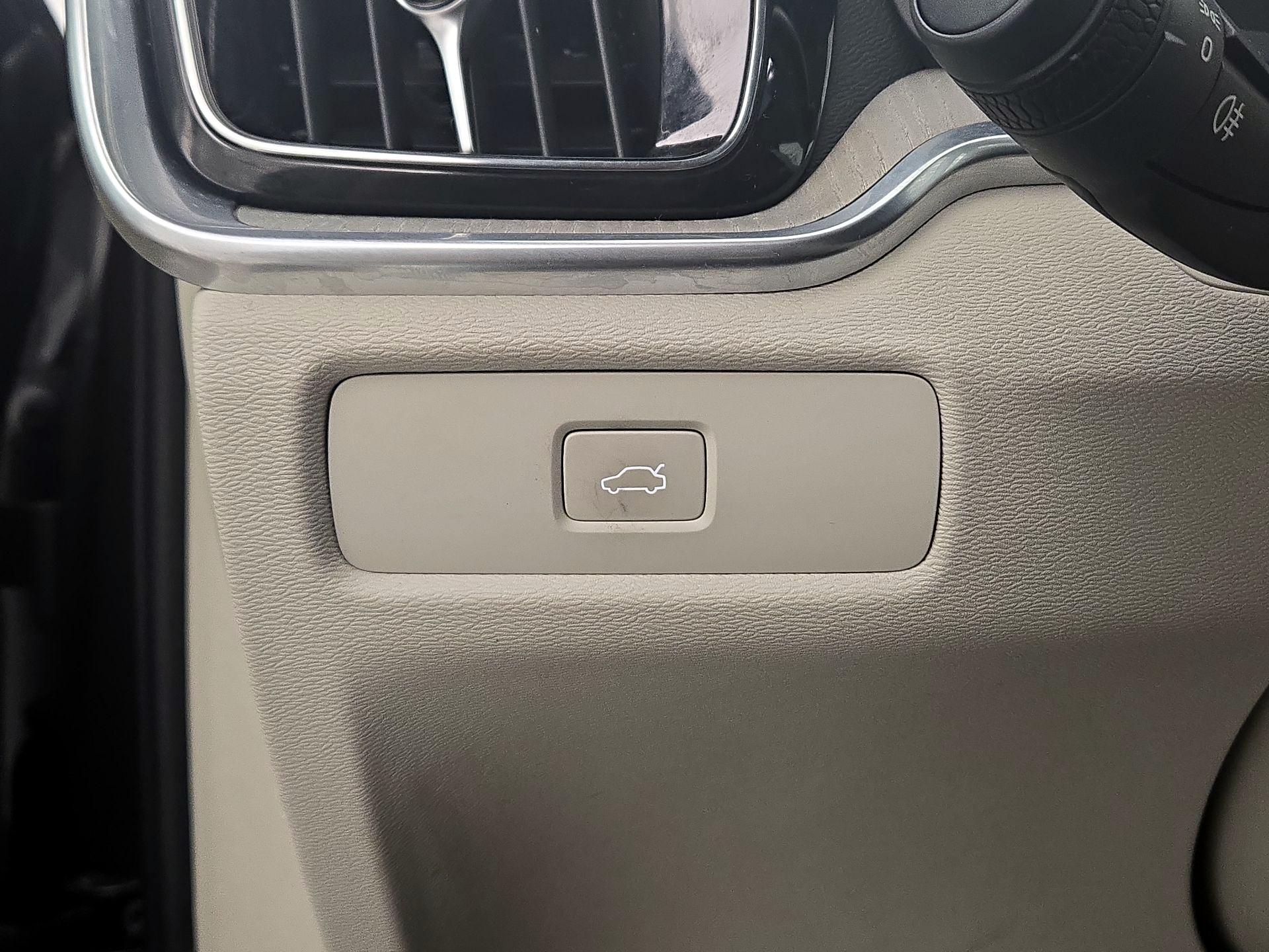 Thumbnail: 2023 Volvo S60 - 13